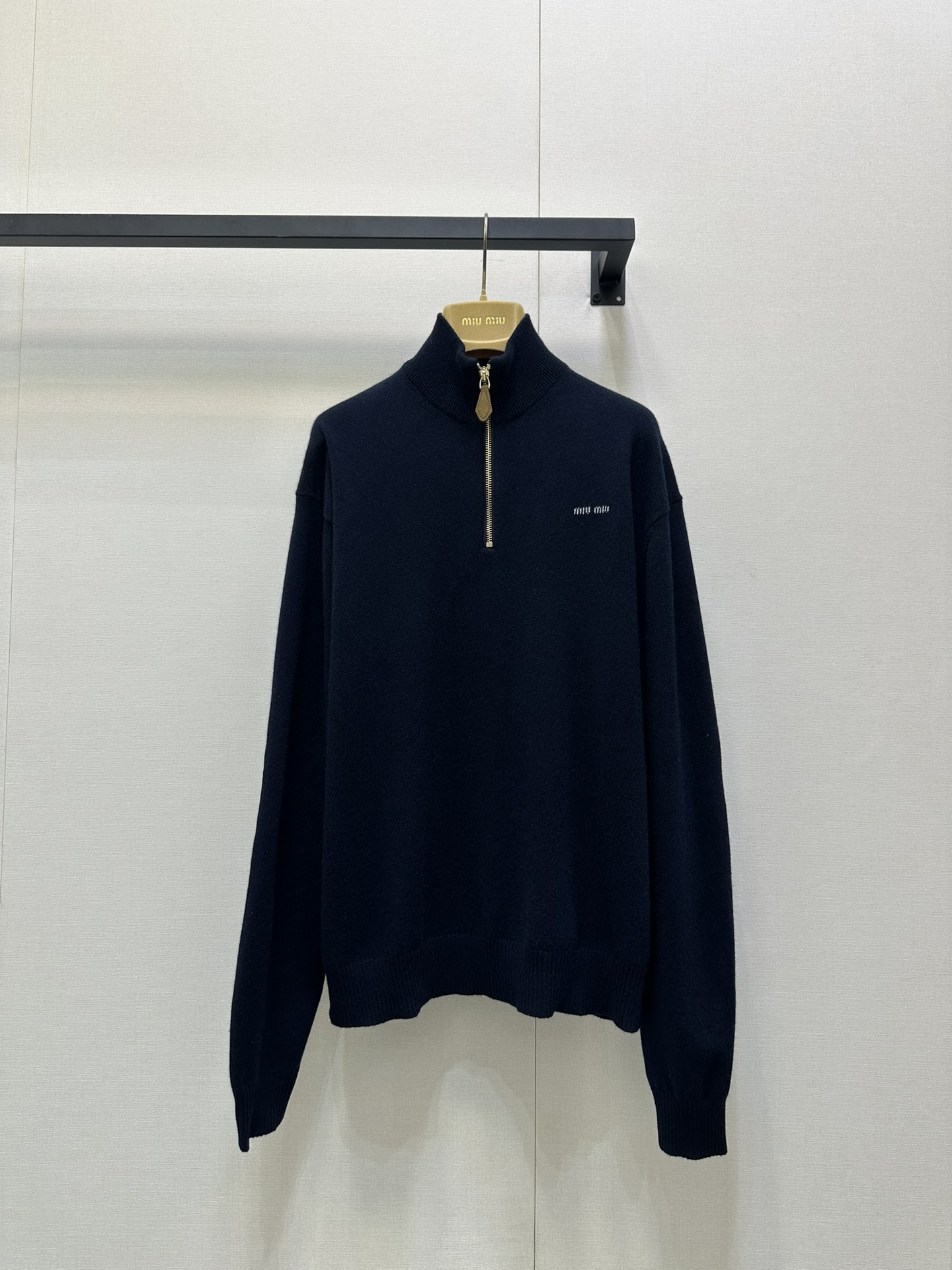 NO:473869,Miumiu25 autumn and winter new style, semi-zipper logo letter lapel Polo long-sleeved classic lapel long-sleeved style, with leather contrasting colors on the elbows, eye-catching and easy to wear, and a single-wear layering is super perfect match!  Exclusively customized imported yb cashmere material, embroidered with classic logo letters on the chest, highlighting the brand's unique charm positioning, loose and wide version, and the upper body is decorated with excellent body line proportions!  1:1 Superior style, the latest items in early autumn, please recognize the exclusive high-end version, real shot of SML large-scale goods, miumiu, alexander wang19860909miumiu25秋冬新款 半拉链徽标字母翻领Polo长袖经典翻领长袖版型,手肘位置做贴皮撞色搭配,吸睛穿搭轻松get,单穿叠搭超绝搭配！ 独家定制进口yb山羊绒材质,胸前经典徽标字母刺绣图案点缀,彰显品牌独有的魅力定位,宽松阔版版型,上身修饰身线比例极佳！1:1超赞版型,早秋最新单品 认准独家高版本 SML大货实拍,,miumiu,alexander wang,Women's clothing