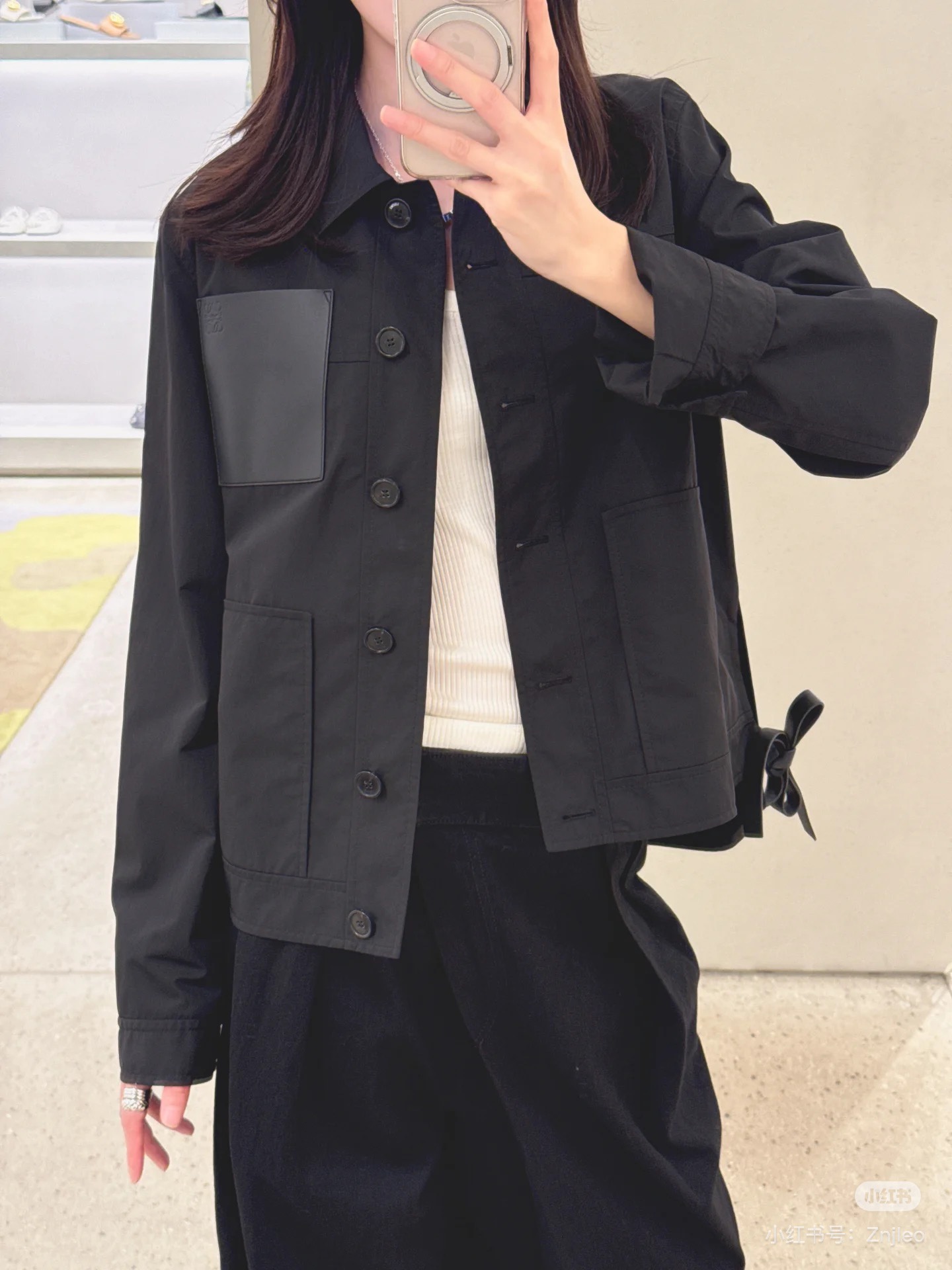 NO:473837,LOEWE| Luo Yiwei's new nylon fabric jacket in early autumn 2025 is very cool!  This jacket looks super nice. It uses the classic short front and long rear style. The fabric changes are all black to give a sense of ease and not boring at all!  Classic lapel workwear jacket, neat and tailored to show aura, unique texture under different lights, hidden tricks~ The Anagram embossed leather patch pocket on the chest is the finishing touch. Paired with jeans is a casual street style, and the skirt is sweet and cool. It is so cool in autumn that it is so cool, and it is also stress-free and relaxing when layered in winter. It is casual and fashionable. Identify my version. SML is available in stock, loewe, loewe, skirts, jeans, jackets & coats, alexander wang19860909LOEWE| 罗意威2025早秋全新尼龙面料外套 酷感十足！这件外套超好看 运用经典款前短后长版型,面料的变动全黑呈现出轻松感,一点都不沉闷！经典翻领工装风外套 利落剪裁超显气场 不同光线下呈现独特质感 暗藏小心机～胸前的Anagram压纹皮革贴袋是点睛之笔 搭配牛仔裤就是率性街头风,配半身裙又甜又酷 秋单穿飒到不行,冬天叠穿也毫无压力松弛感拉满 随性又时髦 认准我家版本 现货发售SML,,loewe,loewe,skirts,jeans,jackets & coats,alexander wang,Women's clothing