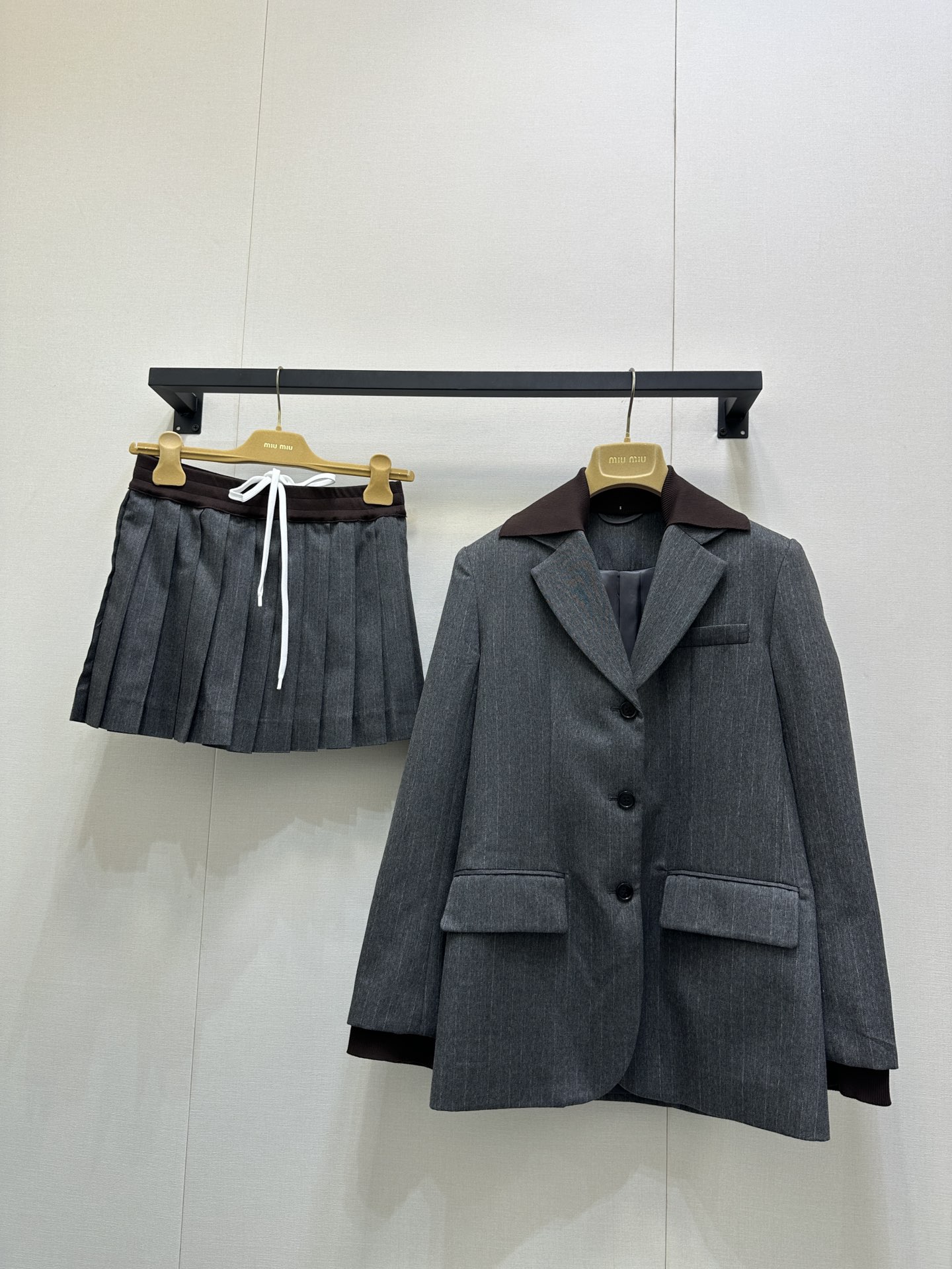 NO:474984,Miumi*24FW autumn and winter new model, fake two-piece loose wool blazer丨Original development!  Simple and versatile color system, you won’t make any mistakes when matching, and can also create a capable temperament. The letter logo embroidery on the chest is simple and big. The collar is removable. The cuffs are fake. The suit is weakened and the look is a bit trendy. The cool and silhouette is a blazer. The commuter outfit is awesome. Identity to my version. Is on sale. Real photos of SML products, miumiu, jackets & coats, business suit, alexander wang19860909Miumi*24FW秋冬新款 假两件宽松羊毛西装外套丨原版开发！简约百搭的色系 随便搭配也不会出错 还能营造出干练的气质 胸口定位的字母logo刺绣 简约又大牌 领子可拆卸 袖口假两件设计 弱化西装硬朗感 更添一丝潮流 酷飒兼备 廓形感西装外套 通勤外搭绝绝子 认准我家版本 现货发售 SML大货实拍,,miumiu,jackets & coats,business suit,alexander wang,Women's clothing