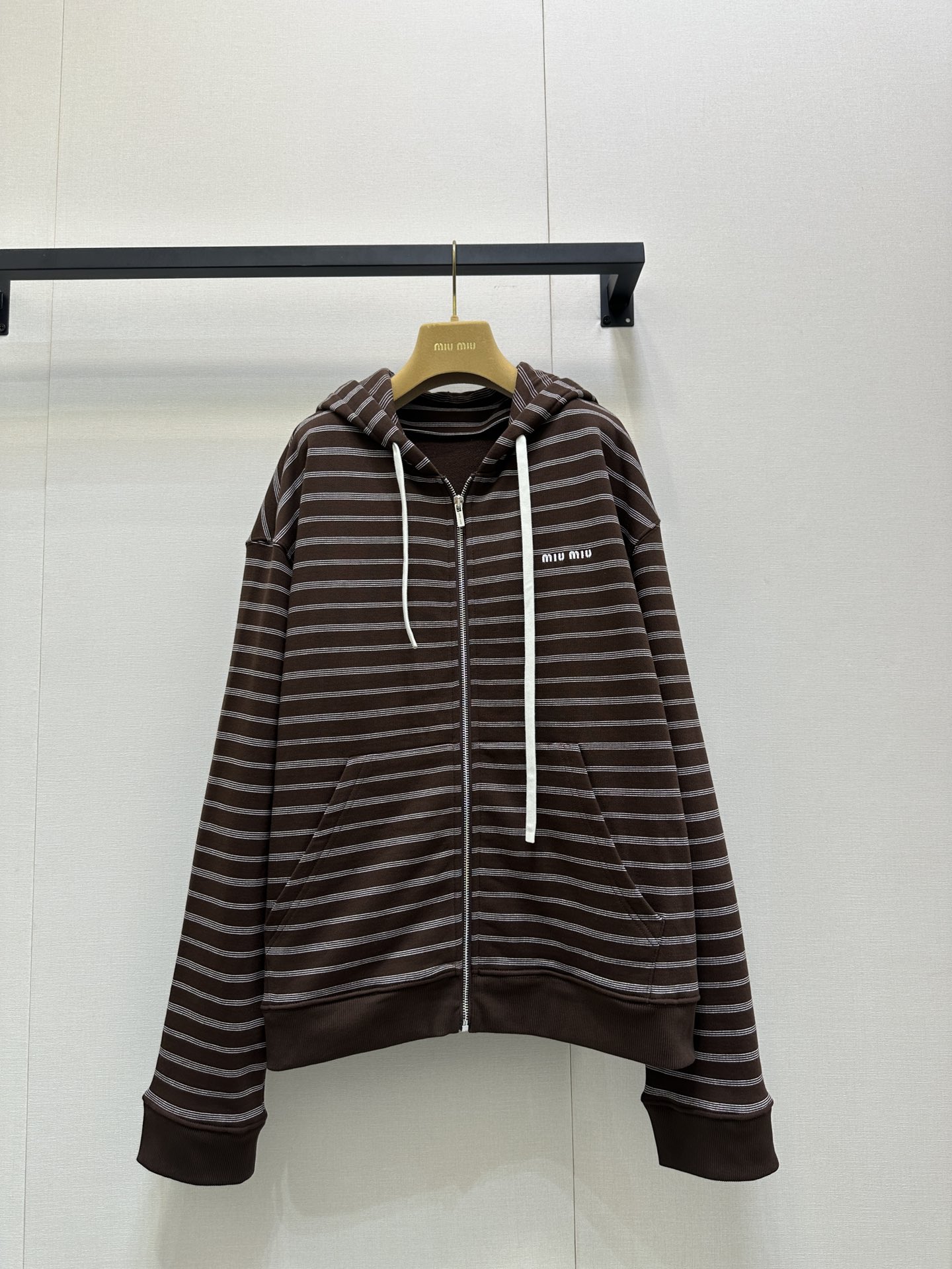 NO:474990,Miu Miu 25SS early autumn new striped hooded sweatshirt cardigan classic brown and white stripes simple and retro atmosphere ~ hooded design + drawstring adds a casual feel, small logo on the chest exquisite finishing touch zipper opening and closing easy to put on and take off everyday jeans, skirts are very outstanding, loose and lazy silhouette fashionable and versatile, early autumn atmosphere wears outfits ~ easy to grasp the relaxed and noble feeling is a fashionable item that can be worn in the closet for a long time, and the same style for men and women. Identify my version of SML large-scale real shots, miumiu, hoodie, sweatshirts, skirts, jeans, hats, alexander wang19860909Miu Miu 25SS早秋新款条纹连帽卫衣开衫 经典棕白条纹 简约又自带复古氛围~连帽设计+抽绳增添休闲感,胸前小Logo 精致点睛 拉链开合方便穿脱 日常搭牛仔裤 半裙都很绝 宽松慵懒廓形时髦又百搭 早秋氛围穿搭穿搭就靠它啦～轻松拿捏松弛贵气感是衣柜里能穿很久的时髦单品男女同款 认准我家版本SML大货实拍,,miumiu,hoodie,sweatshirts,skirts,jeans,hats,alexander wang,Women's clothing