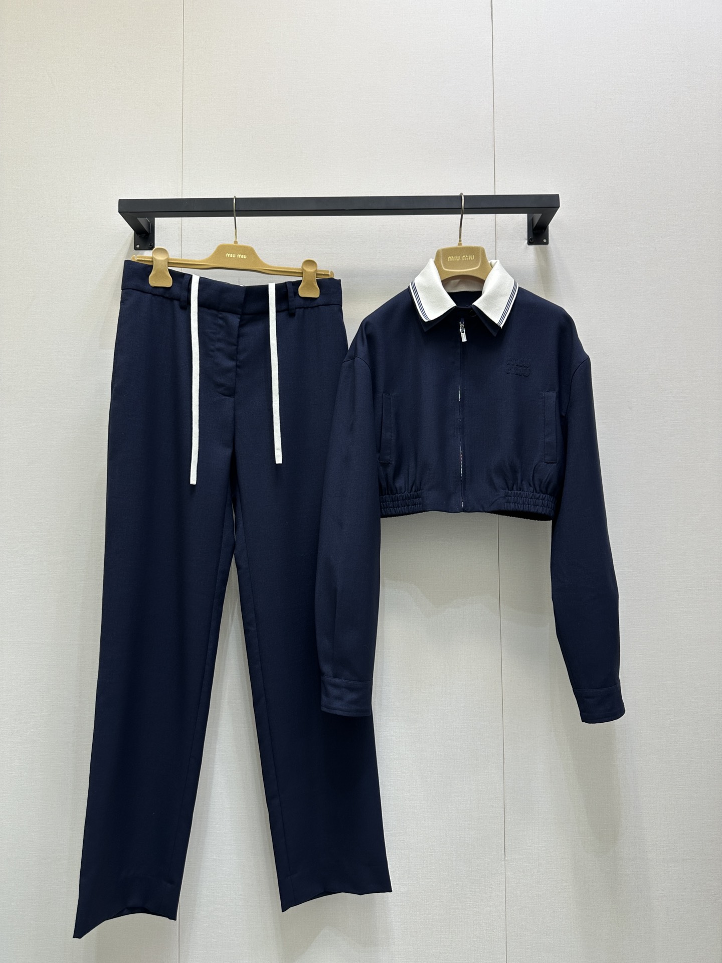 NO:475002,Miumi* 25Fw early autumn new logo micro-label patch embroidered lapel zipper short jacket. Original development!  High-end production!  Wool fabric, decorated with brand logo embroidery, double-layer spliced ​​threaded lapel collar, elastic elastic hem, square style, zipper opening and closing style, perfect workmanship quality, details. Spot SML large-scale real shot,,miumiu, jackets & coats,alexander wang19860909Miumi* 25Fw早秋新款 logo微标贴布绣翻领拉链短款外套.原版开发！高版出品！羊毛材质面料 饰有品牌标识徽标刺绣 双层拼接螺纹翻领领口 松紧弹力下摆 方正版型 拉链开合学院风 完美做工品质看细节.现货SML大货实拍,,miumiu,jackets & coats,alexander wang,Women's clothing