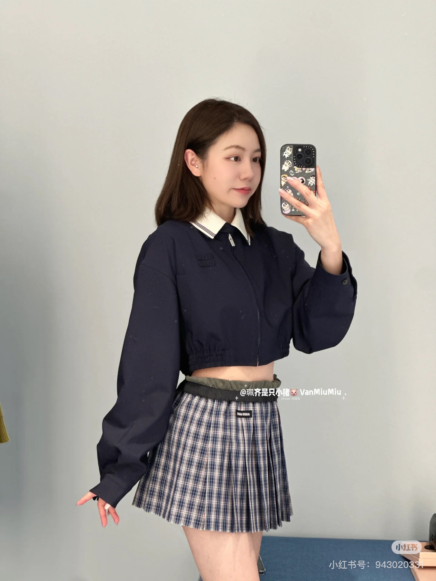 NO:475008,Miumi* 25Fw early autumn new logo micro-label patch embroidered lapel zipper short jacket. Original development!  High-end production!  Wool fabric, decorated with brand logo embroidery, double-layer spliced ​​threaded lapel neckline, elastic elastic hem, square style, zipper opening and closing style, perfect workmanship quality, details. Spot SML,,miumiu, jackets & coats,alexander wang19860909Miumi* 25Fw早秋新款 logo微标贴布绣翻领拉链短款外套.原版开发！高版出品！羊毛材质面料 饰有品牌标识徽标刺绣 双层拼接螺纹翻领领口 松紧弹力下摆 方正版型 拉链开合学院风 完美做工品质看细节.现货SML,,miumiu,jackets & coats,alexander wang,Women's clothing