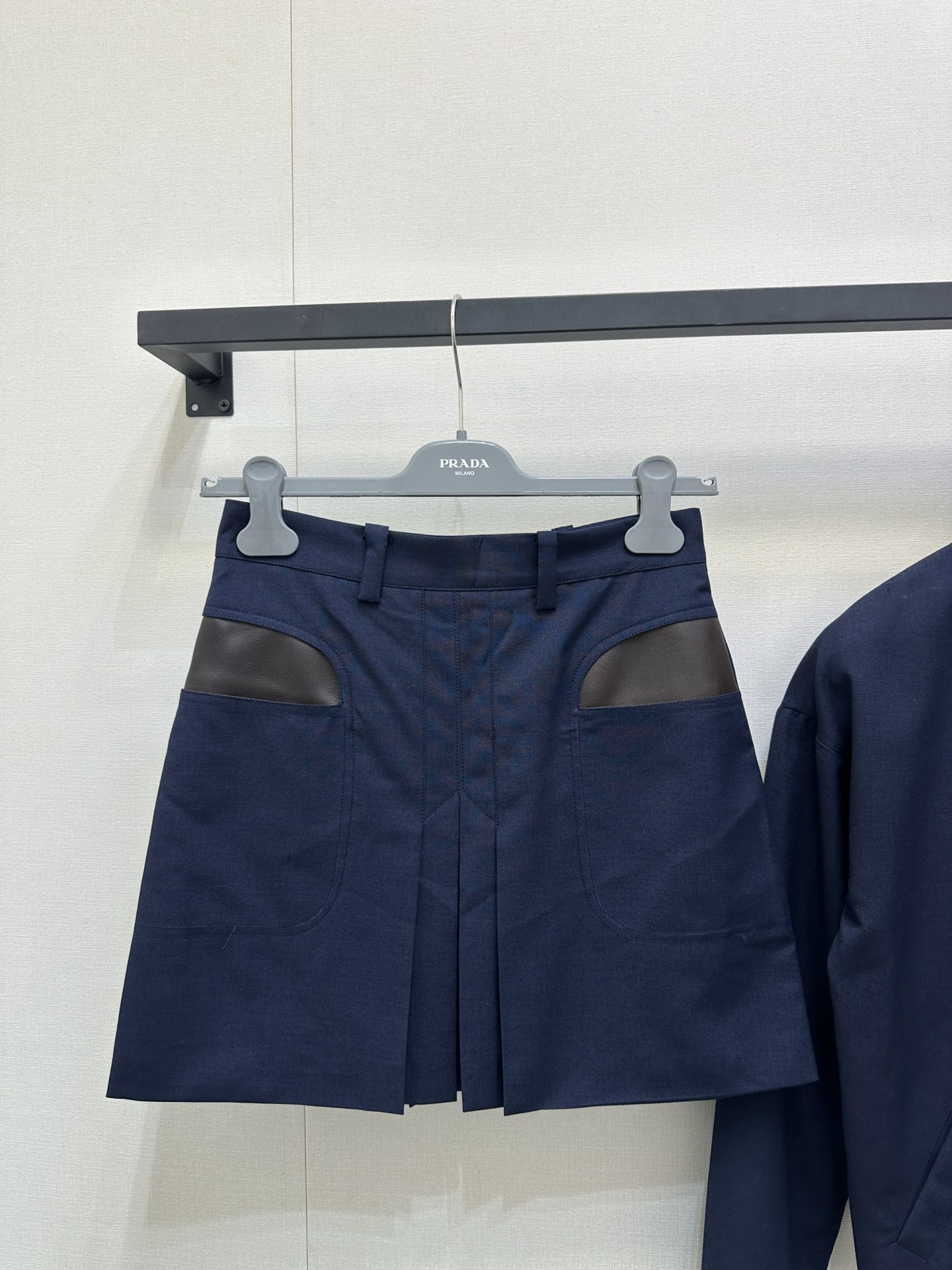 NO:475014,(Short Skirt) Prada's new early autumn style, navy blue A-line skirt, neatly tailored and playful outline. The unique leather interface bag on both sides breaks the monotony and adds a bit of coolness. Simple and yet design sense. Everyday shirts and T-shirts are very outstanding, easy to grasp the fashionable academy style and the street feel. It is a treasure item that can light up the outfit. The navy blue short skirt comes with a retro filter. Identify my version. SML large-scale products are available in stock. Prada, skirts, shirts, tees, t-shirt, alexander wang19860909（短裙）Prada早秋新款 藏蓝色A字半裙 利落剪裁勾勒俏皮轮廓.两侧独特皮革拼接口袋,打破单调,添几分酷飒 简约又不失设计感 日常搭衬衫、T恤都很绝,轻松拿捏时髦学院风与轻熟街头感 是能点亮穿搭的宝藏单品 藏青短裙自带复古滤镜 认准我家版本 现货发售SML大货实拍,,prada,skirts,shirts,tees，t-shirt,alexander wang,Women's clothing