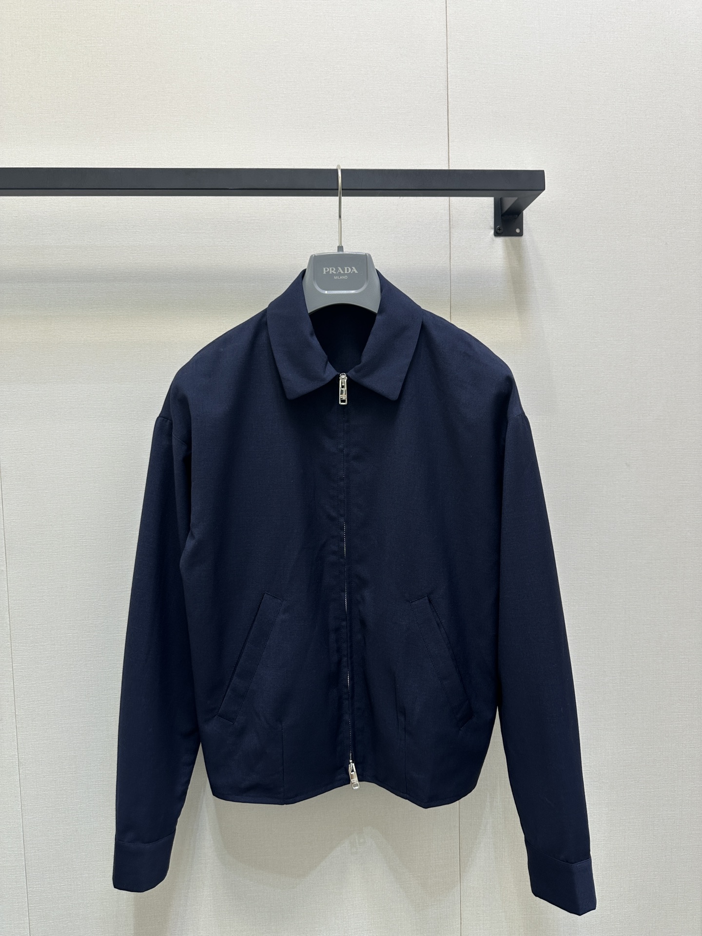 NO:474971,PRADA 25 autumn and winter new style flight jacket, simple lapel + neat zipper, hide casualness and freedom. The pockets on both sides hide small tricks, daily street or light business, and you can easily match it. It is a effortless fashionable feeling. The classic triangle logo on the back is never out of date. It is a 'hard currency' in the wardrobe. The larger silhouette is very inclusive, and the upper body is casual and easy to match. Identify my version. SML large-scale goods are sold in stock. Real photos of SML, prada, jackets & coats, jackets & coats, alexander wang19860909PRADA 25秋冬新款飞行夹克外套 简约翻领+利落拉链,藏起随性与洒脱.两侧口袋藏着小小心机,日常出街或轻商务,随手一搭 就是毫不费力的时髦感,后背经典三角徽标永不过时 是衣橱里的“硬通货” 较大的廓形包容性很强,上身随性又容易搭配 认准我家版本 现货发售尺码SML大货实拍,,prada,jackets & coats,jackets & coats,alexander wang,Women's clothing