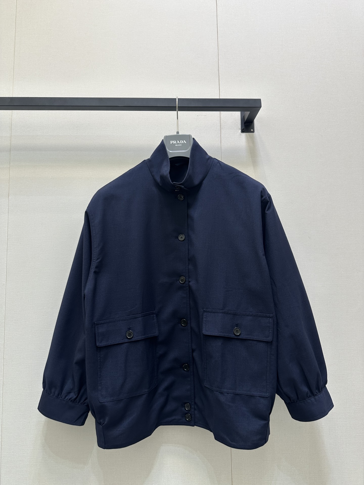 NO:474981,PRADA 25 autumn and winter new style flight jacket jacket simple lapel, hiding casualness and freedom. The pockets on both sides hide small tricks, daily street or light business, and it is a effortless fashionable feeling. The classic triangle logo on the back is never out of date. It is a 'hard currency' in the closet. The larger silhouette is very inclusive, and the upper body is casual and easy to match. Identify my version. SML large-scale goods are sold in stock. Prada, jackets & coats, jackets & coats, alexander wang19860909PRADA 25秋冬新款飞行夹克外套 简约翻领,藏起随性与洒脱.两侧口袋藏着小小心机,日常出街或轻商务,随手一搭 就是毫不费力的时髦感,后背经典三角徽标永不过时 是衣橱里的“硬通货” 较大的廓形包容性很强,上身随性又容易搭配 认准我家版本 现货发售尺码SML大货实拍,,prada,jackets & coats,jackets & coats,alexander wang,Women's clothing