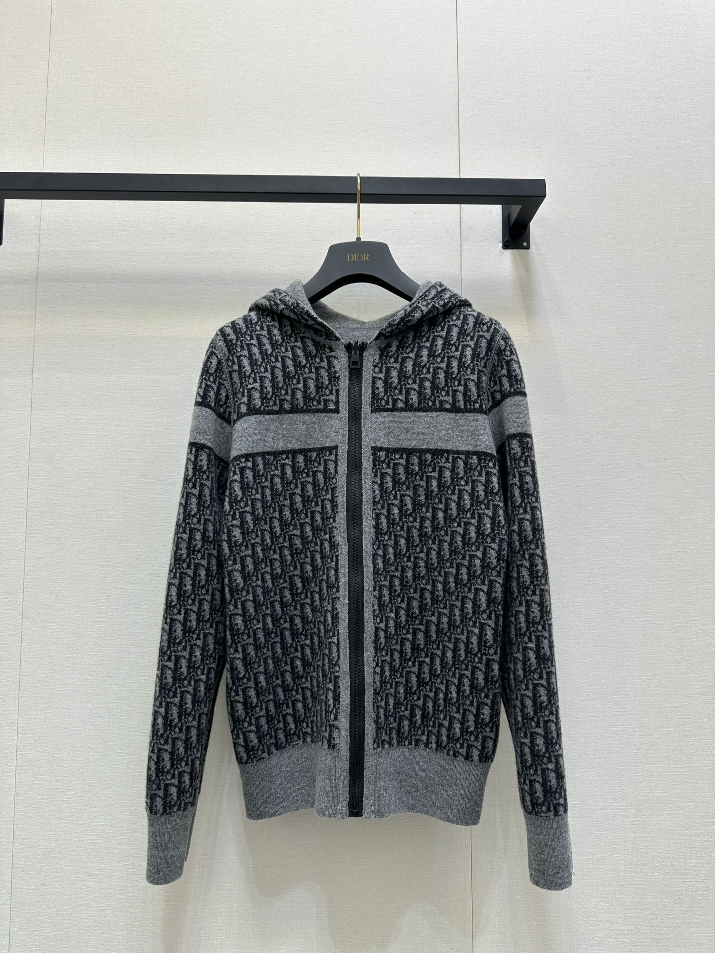 NO:474967,(Coat) Double-sided Dio* 25Ss Early Autumn New Style Old-fashion Jacket | Original Development!  High-end production!  This hooded jacket is decorated with gold Oblique jacquard, which is back to the classic pattern YB customized gold taffeta jacquard fabric launched by D*or in 1967. The right pocket is decorated with bee embroidery and makes it look more exquisite. The most important thing is to do the right flower design, the workmanship cost is double that of the ordinary jacket. The texture is really invincible. Identify my version. SML large-scale real-time photos, dior, jackets & coats, jackets & coats, hats, alexander wang19860909（外套）双面穿Dio* 25Ss早秋新款 老花夹克外套丨原版开发！高版出品！ 这款连帽夹克饰以金色 Oblique 提花,回溯 D*or 于 1967 年推出的经典图案YB 定制的金色塔夫绸科技提花面料 并且右侧口袋部位饰以小蜜蜂刺绣更显精致超级超级重工最最最关键的是 要做对花设计,做工成本是普通外套双倍 质感真的无敌了 认准我家版本 现货 SML大货实拍,,dior,jackets & coats,jackets & coats,hats,alexander wang,Women's clothing