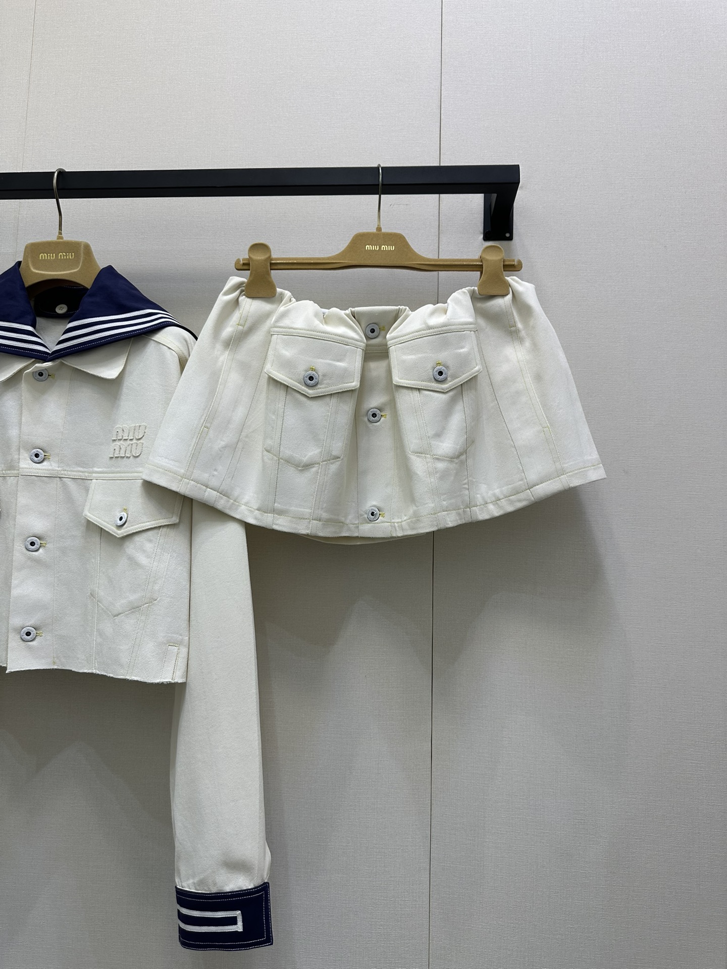 NO:476903,(Skirt) Miumi*2025 new Navy Collar Denim Jacket Short Skirt Set Customized YB Twill Cotton Denim Material Full-piece Special Glue Pressure Process. Full texture. Washing process ensures that it is not easy to dye. Lapel denim Jacket Short Skirt Set Cut Cuff Collar Navy Contrast Stripe Decoration Decoration with Cuff Collar. Detachable Design. Symmetric Flip Pocket on the chest. Classic letter embroidery logo. Light up details. Low-key highlights the brand's nobleness. The texture is more advanced and simple. Easy outlines the curve. Matched with short skirts in the same series. The pleated umbrella-shaped exterior skirt is simple and durable. Details echo up and down. Present a casual and free style. The set is fashionable and fashionable. The separate matching is also great. Customized surface accessories. Accurate version. High-version. Real shots of large goods,,miumiu, skirts, jackets & coats,alexander wang.19860909（半裙）Miumi*2025新品海军领牛仔外套短裙套装 定制YB斜纹全棉牛仔材质 全件特种压胶工艺.质感十足 水洗工艺确保不易串色染色 翻领牛仔外套短裙套装剪裁 袖口领边海军风撞色条纹装饰 做可拆卸设计 胸前对称翻盖口袋 经典字母刺绣徽标 点亮细节 低调彰显品牌贵气 质感更为高级简约 轻松勾勒曲线 搭配同系列短裙 褶皱伞状外散裙摆简约耐看 细节上下呼应 呈现随性自由的穿搭风格 成套穿搭时髦洋气 分开搭配也很赞 定制面辅料 认准版本 高版本 大货实拍,,miumiu,skirts,jackets & coats,alexander wang,Women's clothing