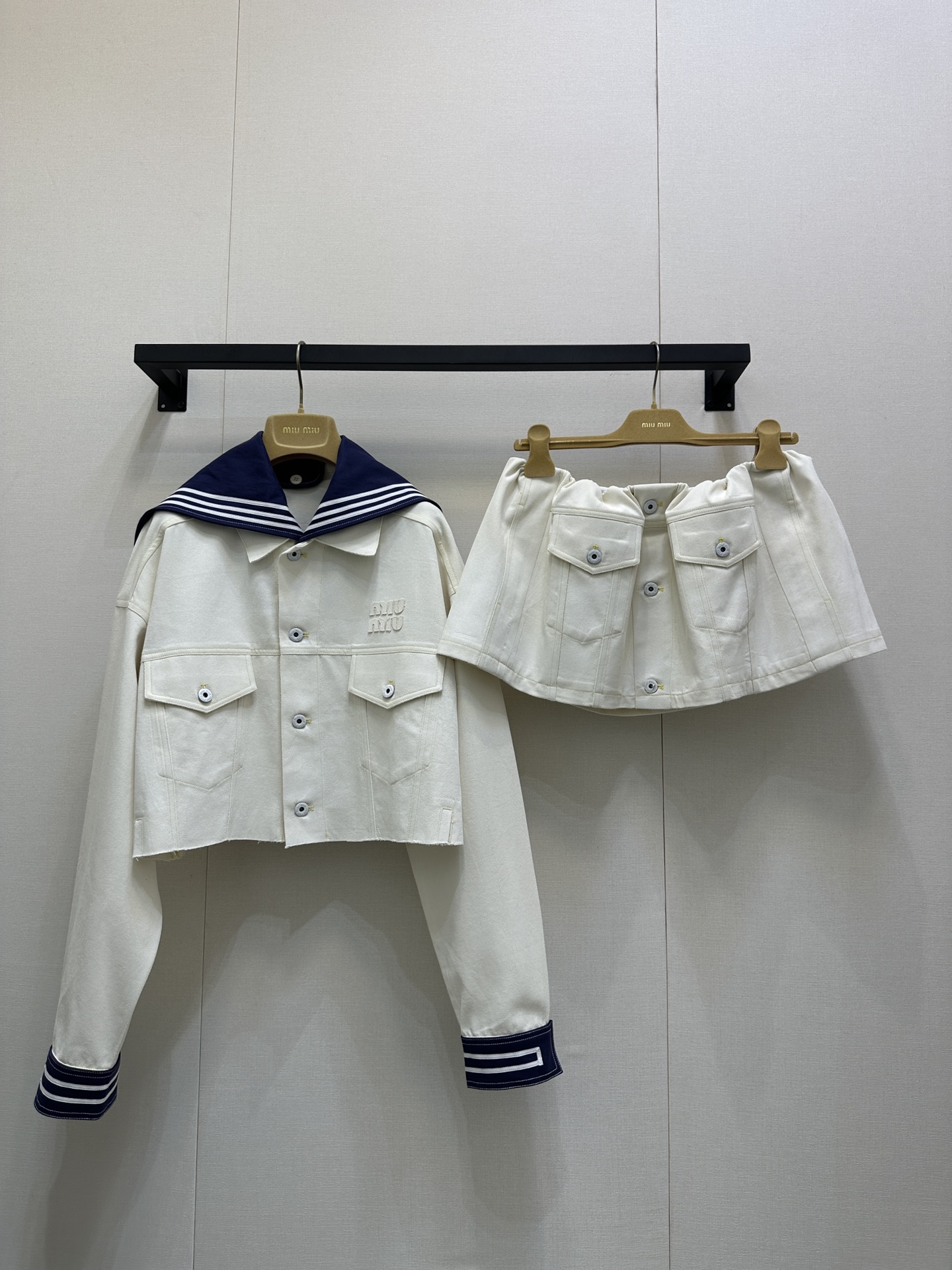 NO:476893,(Coat) Miumi*2025 new Navy Collar Denim Jacket Short Skirt Set Customized YB Twill Cotton Denim Material Full-piece Special Glue Pressure Process. Full texture. The washing process ensures that it is not easy to dye. Lapel denim Jacket Short Skirt Set Cut Cuff Collar Navy Contrast Stripe Decoration Decoration with Cuff Collar. Detachable Design. Symmetric Flip Pocket on the chest. Classic letter embroidery logo. Light up details. Low-key highlights the brand's nobleness. The texture is more advanced and simple. Easy outline curves. Matched with short skirts in the same series. The pleated umbrella-shaped exterior skirt is simple and durable. Details echo up and down. Present a casual and free style. The set is fashionable and fashionable. The separate matching is also great. Customized surface accessories. Accurate version. High-version. Real shots of large goods,,miumiu, skirts, jackets & coats,alexander wang.19860909（外套）Miumi*2025新品海军领牛仔外套短裙套装 定制YB斜纹全棉牛仔材质 全件特种压胶工艺.质感十足 水洗工艺确保不易串色染色 翻领牛仔外套短裙套装剪裁 袖口领边海军风撞色条纹装饰 做可拆卸设计 胸前对称翻盖口袋 经典字母刺绣徽标 点亮细节 低调彰显品牌贵气 质感更为高级简约 轻松勾勒曲线 搭配同系列短裙 褶皱伞状外散裙摆简约耐看 细节上下呼应 呈现随性自由的穿搭风格 成套穿搭时髦洋气 分开搭配也很赞 定制面辅料 认准版本 高版本 大货实拍,,miumiu,skirts,jackets & coats,alexander wang,Women's clothing