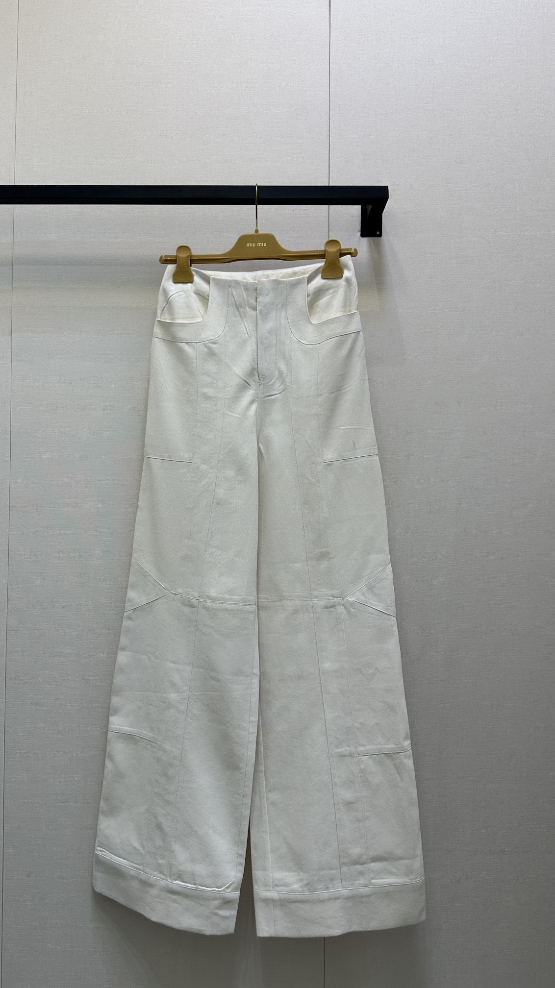 NO:476935,(Trousers) Original development of special glue pressing process, high-end products, controlled by MiuMiu's new style! Fashion DNA is beating wildly. Miu Miu brings a beautiful new style. Every one can easily snipe! The black jacket is so beautiful that it is foul! The jacket is casual and versatile. The zipper is the coolest on the street; the lapel short jacket has a retro and modern feeling, and it is casually matched with short skirts and trousers. It is a style that goes well with elegance and leisure. It is suitable for daily commuting or dates. It can create a clean and high-end atmosphere. A must-have for sweet girls, and a girlish feeling is full of Miu Miu. This new style is really loved by fashion artists. Don't hesitate, hurry up and go! SML big shots, miumiu, skirts, jackets & coats, jackets &  coats,alexander wang19860909（长裤）特种压胶工艺原版开发 高版出品 被MiuMiu新款拿捏!时尚DNA疯狂跳动 Miu Miu 又带着绝美新款杀来啦每一件都能轻松狙击的心巴! 黑色系外套直接美到犯规!夹克休闲又百搭,拉上拉链就是街头最酷的崽;翻领短夹克自带复古摩登感,随意搭配短裙,长裤 走路都带风 把优雅和休闲平衡得恰到好处,日常通勤或者约会穿都很合适 都能营造出干净又高级的氛围感,甜妹必备,少女感爆棚Miu Miu 这次的新款真的是狠狠爱了,时尚精们别犹豫,快冲鸭!SML大货实拍,,miumiu,skirts,jackets & coats,jackets & coats,alexander wang,Women's clothing