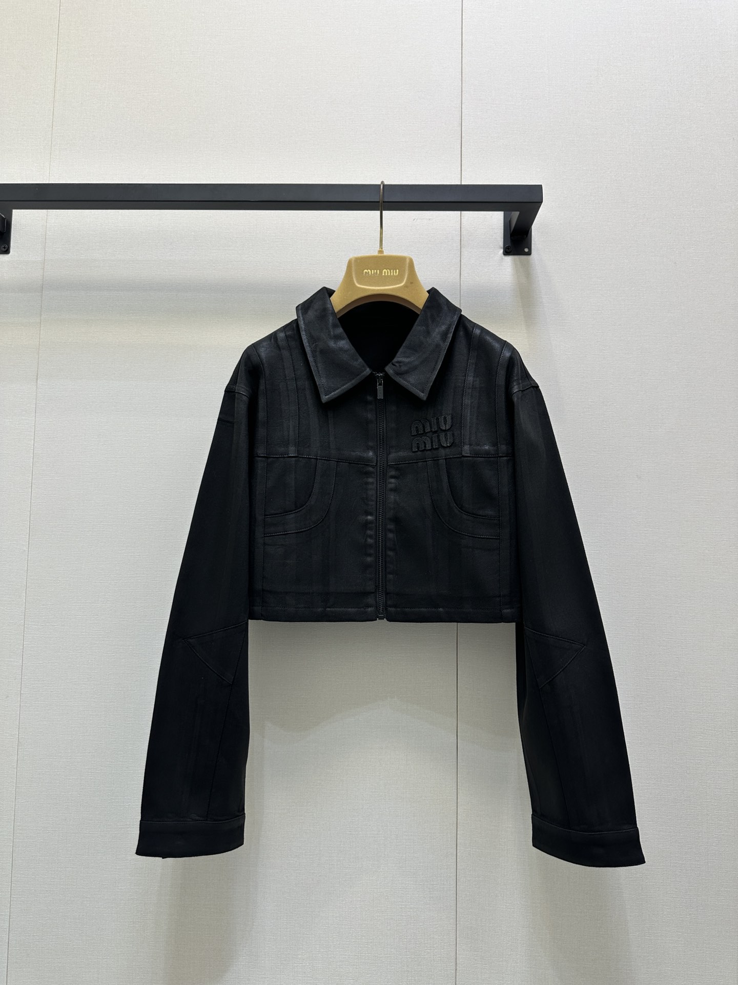 NO:476918,(Coat) Original development of special glue pressing process, high-end products, controlled by MiuMiu's new style! Fashion DNA is thrilling. Miu Miu brings a beautiful new style and can easily snipe at every one! The black jacket is so beautiful that it is foul! The jacket is casual and versatile, and the zipper is the coolest on the street; the lapel short jacket has a retro and modern feeling, and it is casually matched with short skirts and trousers. It is a style that can balance elegance and leisure just right. It is suitable for daily commuting or dates. It can create a clean and high-end atmosphere. A must-have for sweet girls, and a girlish feeling is full of Miu Miu Miu This new style is really loved. Fashion artists, don't hesitate, hurry up and hurry up! SML products real shots, miumiu, skirts, jackets & coats, jackets &  coats,alexander wang19860909（外套）特种压胶工艺原版开发 高版出品 被MiuMiu新款拿捏!时尚DNA疯狂跳动 Miu Miu 又带着绝美新款杀来啦每一件都能轻松狙击的心巴! 黑色系外套直接美到犯规!夹克休闲又百搭,拉上拉链就是街头最酷的崽;翻领短夹克自带复古摩登感,随意搭配短裙,长裤 走路都带风 把优雅和休闲平衡得恰到好处,日常通勤或者约会穿都很合适 都能营造出干净又高级的氛围感,甜妹必备,少女感爆棚Miu Miu 这次的新款真的是狠狠爱了,时尚精们别犹豫,快冲鸭!SML货实拍,,miumiu,skirts,jackets & coats,jackets & coats,alexander wang,Women's clothing