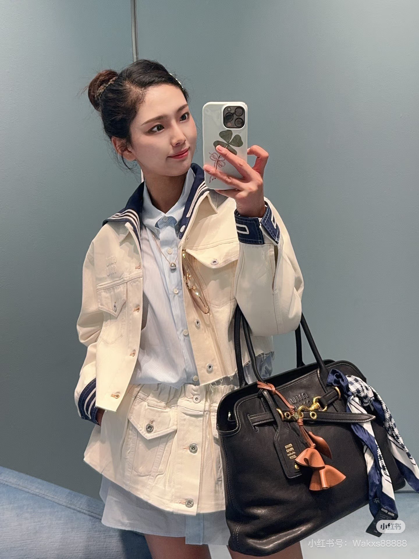 NO:476898,(Coat) Miumi*2025 new Navy Collar Denim Jacket Short Skirt Set Customized YB Twill Cotton Denim Material Full-piece Special Glue Pressure Process. Full texture. Washing process ensures that it is not easy to dye. Lapel denim Jacket Short Skirt Set Cut Cuff Collar Navy Contrast Stripe Decoration Decoration with Cuff Collar. Detachable Design. Symmetric Flip Pocket on the chest. Classic letter embroidery logo. Light up details. Low-key highlights the brand's nobleness. The texture is more advanced and simple. Easy outline curves. Matched with short skirts in the same series. The pleated umbrella-shaped exterior skirt is simple and durable. Details echo up and down. Present a casual and free style. The set is fashionable and fashionable. The separate matching is also great. Customized surface accessories. Accurate version. High-end version,,miumiu, skirts, jackets & coats,alexander wang.19860909（外套）Miumi*2025新品海军领牛仔外套短裙套装 定制YB斜纹全棉牛仔材质 全件特种压胶工艺.质感十足 水洗工艺确保不易串色染色 翻领牛仔外套短裙套装剪裁 袖口领边海军风撞色条纹装饰 做可拆卸设计 胸前对称翻盖口袋 经典字母刺绣徽标 点亮细节 低调彰显品牌贵气 质感更为高级简约 轻松勾勒曲线 搭配同系列短裙 褶皱伞状外散裙摆简约耐看 细节上下呼应 呈现随性自由的穿搭风格 成套穿搭时髦洋气 分开搭配也很赞 定制面辅料 认准版本 高版本,,miumiu,skirts,jackets & coats,alexander wang,Women's clothing