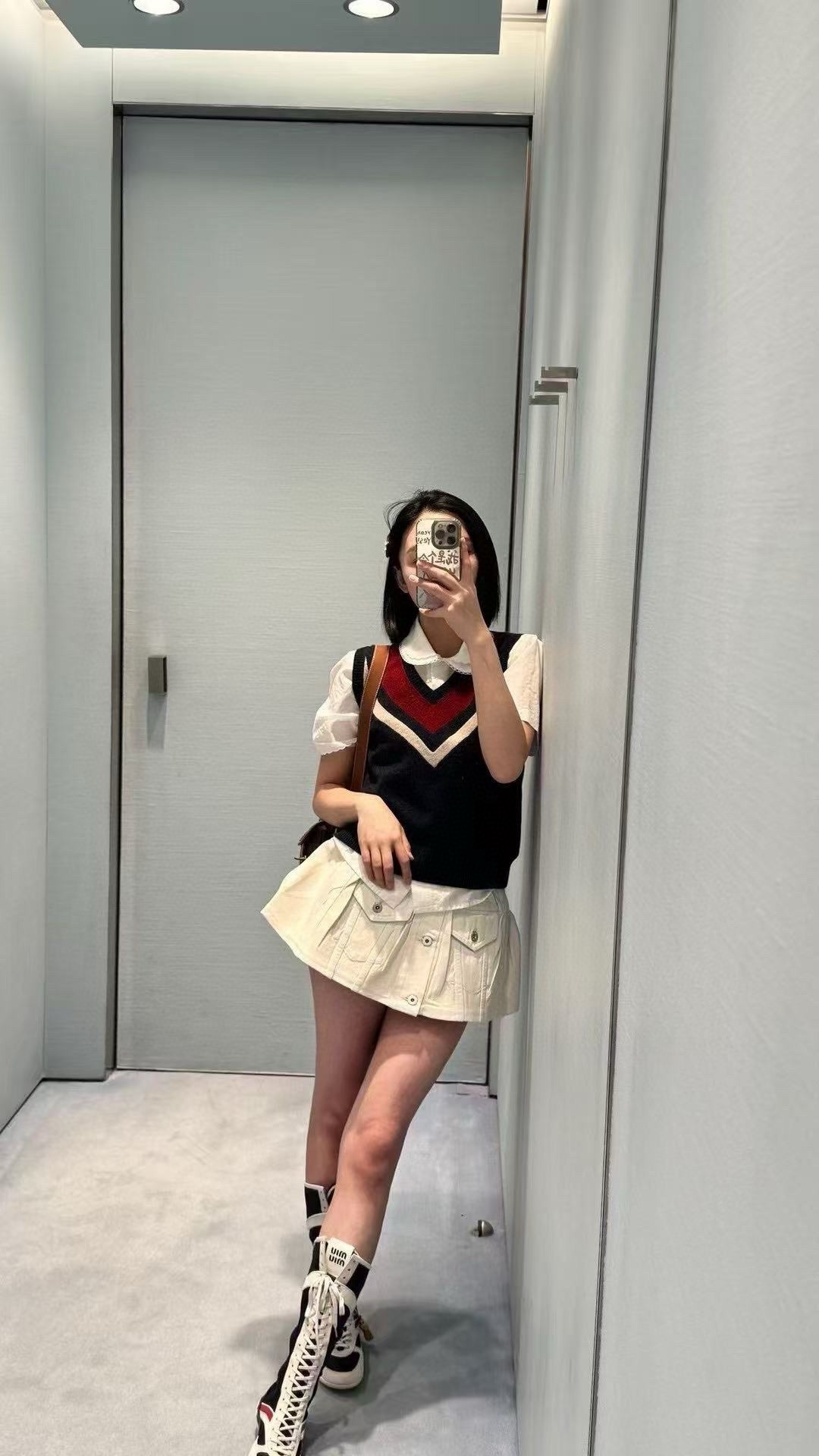 NO:476911,(Skirt) Miumi*2025 new Navy Collar Denim Jacket Short Skirt Set Customized YB Twill Cotton Denim Material Full-piece Special Glue Pressure Process. Full texture. The washing process ensures that it is not easy to dye. Lapel denim Jacket Short Skirt Set Cut Cuff Collar Navy Contrast Stripe Decoration Decoration with Cuff Collar. Detachable Design. Symmetric Flip Pocket on the chest. Classic letter embroidery logo. Light up details. Low-key highlights the brand's nobleness. The texture is more advanced and simple. Easy outlines the curve. Matched with short skirts in the same series. The pleated umbrella-shaped exterior skirt is simple and durable. Details echo up and down. Present a casual and free style. The set is fashionable and fashionable. The separate matching is also great. Customized surface accessories. Accurate version. High version,,miumiu, skirts, jackets & coats,alexander wang.19860909（半裙）Miumi*2025新品海军领牛仔外套短裙套装 定制YB斜纹全棉牛仔材质 全件特种压胶工艺.质感十足 水洗工艺确保不易串色染色 翻领牛仔外套短裙套装剪裁 袖口领边海军风撞色条纹装饰 做可拆卸设计 胸前对称翻盖口袋 经典字母刺绣徽标 点亮细节 低调彰显品牌贵气 质感更为高级简约 轻松勾勒曲线 搭配同系列短裙 褶皱伞状外散裙摆简约耐看 细节上下呼应 呈现随性自由的穿搭风格 成套穿搭时髦洋气 分开搭配也很赞 定制面辅料 认准版本 高版本,,miumiu,skirts,jackets & coats,alexander wang,Women's clothing