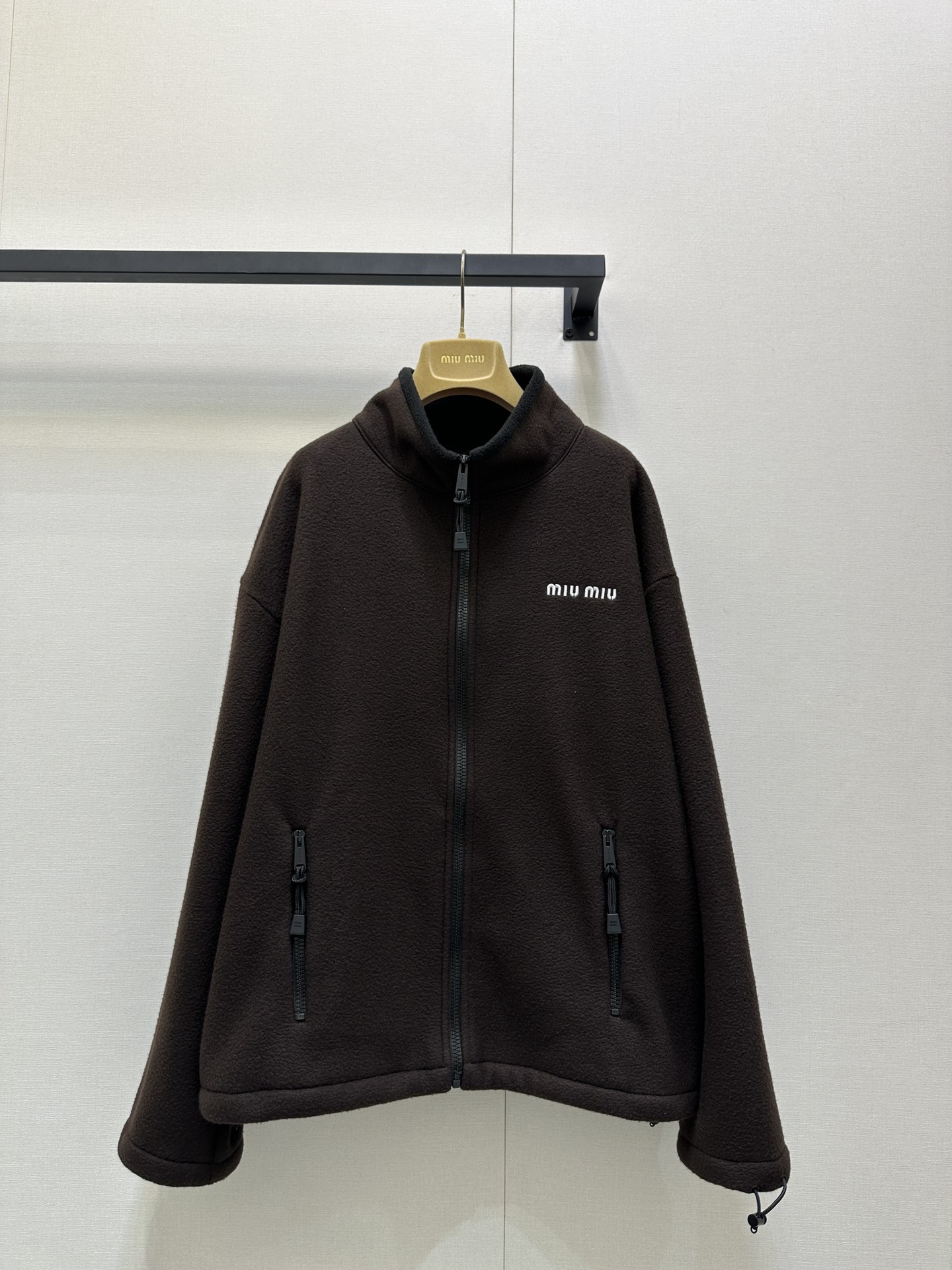 NO:476941,*25 Logo embroidered fleece hooded zipper jacket Miu home king coat returns!  Whoever wears it looks good, the college age-reducing outfits are stress-free, the three-dimensional tailored and wide-fitting is easy to control for men and women~ Exclusive custom imported yb wool material, delicate and comfortable feel, and the zipper hooded style is excellent with all kinds of outfits!  Classic letter logo embroidery pattern, the texture of the hardware accessories is super good!  The cuffs and hem are all adjustable drawstring designs, which are both warm and fashionable and easy to take into account!  Fashionable products must be purchased 1:1 Superb style, the latest products in early autumn, please check my version of SML products, Miumiu, jackets & coats, hats, alexander wang19860909*25徽标刺绣摇粒绒连帽拉链外套miu家王炸外套回归！谁穿谁好看系列,学院减龄穿搭无压力,立体剪裁阔版型男女轻松驾驭～ 独家定制进口yb绵羊毛材质,手感细腻舒适,拉链连帽款式搭配各种穿搭都很绝！经典字母徽标刺绣图案,对版五金配件质感超好！袖口与下摆都做可调节抽绳设计,保暖与时髦轻松兼顾！时髦精必入单品1:1超赞版型 早秋最新单品 认准我家版本SML大货实拍,,miumiu,jackets & coats,hats,alexander wang,Women's clothing