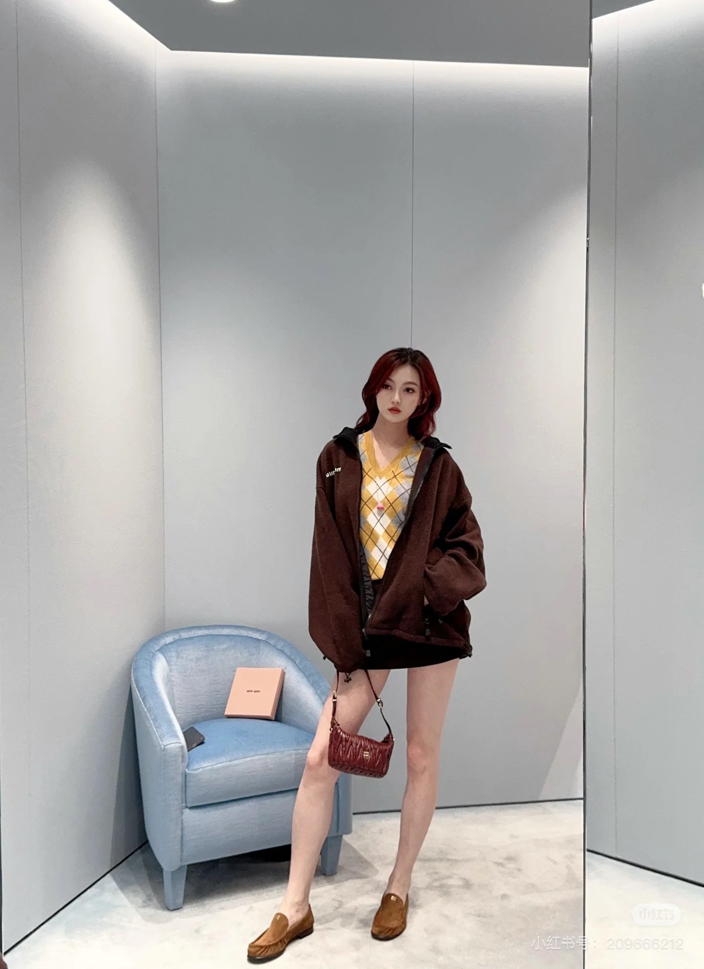 NO:476948,*25 Logo embroidered fleece hooded zipper jacket Miu home king coat returns!  Whoever wears it looks good, the college age-reducing outfits are stress-free, the three-dimensional tailored and wide-fitting is easy to control for men and women~ Exclusive custom imported yb wool material, delicate and comfortable feel, and the zipper hooded style is excellent with all kinds of outfits!  Classic letter logo embroidery pattern, the texture of the hardware accessories is super good!  The cuffs and hem are all adjustable drawstring designs, which are both warm and fashionable and easy to take into account!  Fashionable essential items 1:1 Superb style The latest items in early autumn. Please check my version SML, miumiu, jackets & coats, hats, alexander wang19860909*25徽标刺绣摇粒绒连帽拉链外套miu家王炸外套回归！谁穿谁好看系列,学院减龄穿搭无压力,立体剪裁阔版型男女轻松驾驭～ 独家定制进口yb绵羊毛材质,手感细腻舒适,拉链连帽款式搭配各种穿搭都很绝！经典字母徽标刺绣图案,对版五金配件质感超好！袖口与下摆都做可调节抽绳设计,保暖与时髦轻松兼顾！时髦精必入单品1:1超赞版型 早秋最新单品 认准我家版本SML,,miumiu,jackets & coats,hats,alexander wang,Women's clothing