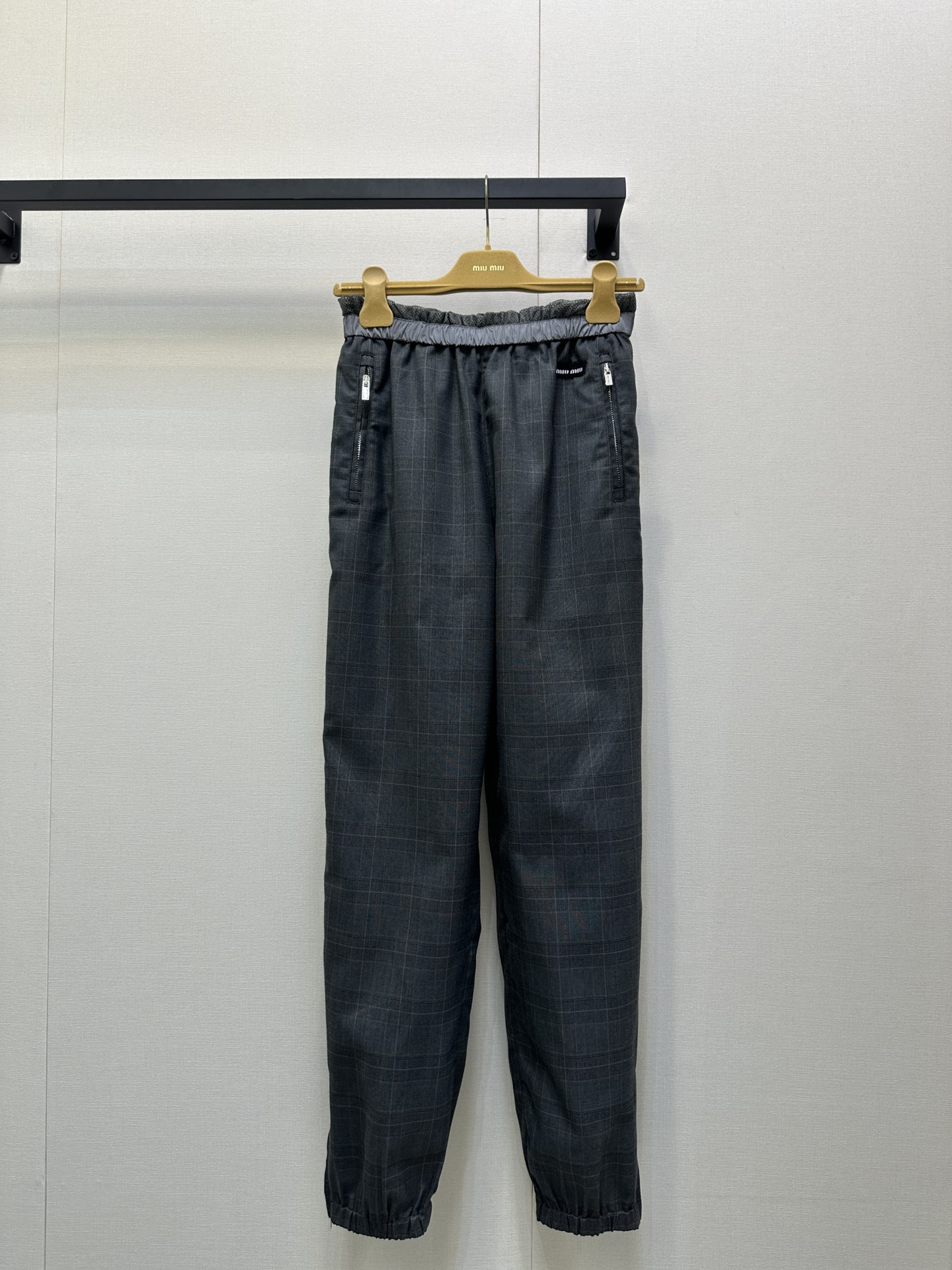 NO:478480,Miumi* 25Fw early autumn new style, intellectual molecular splicing zipper trousers 丨Original development!  High-end production!  The contrasting color mesh belt splicing design is sweet and cool, and it has a age-reducing outfit. The high-end gray texture is handsome and fashionable and classic style is not picky about people, and the upper body looks huge and slim!  Customized wool woolen fabric with excellent texture!  The quality of workmanship depends on the details!  S M L large-scale real-time photos, miumiu, alexander wang19860909Miumi* 25Fw早秋新款 知性分子拼接拉链束脚长裤丨原版开发！高版出品！撞色网腰带拼接设计甜酷兼备减龄穿搭.高级灰纹理帅气又时髦经典版型不挑人上身巨显瘦！定制色织精纺羊毛面料质感超赞！做工品质看细节！码数S M L大货实拍,,miumiu,alexander wang,Women's clothing