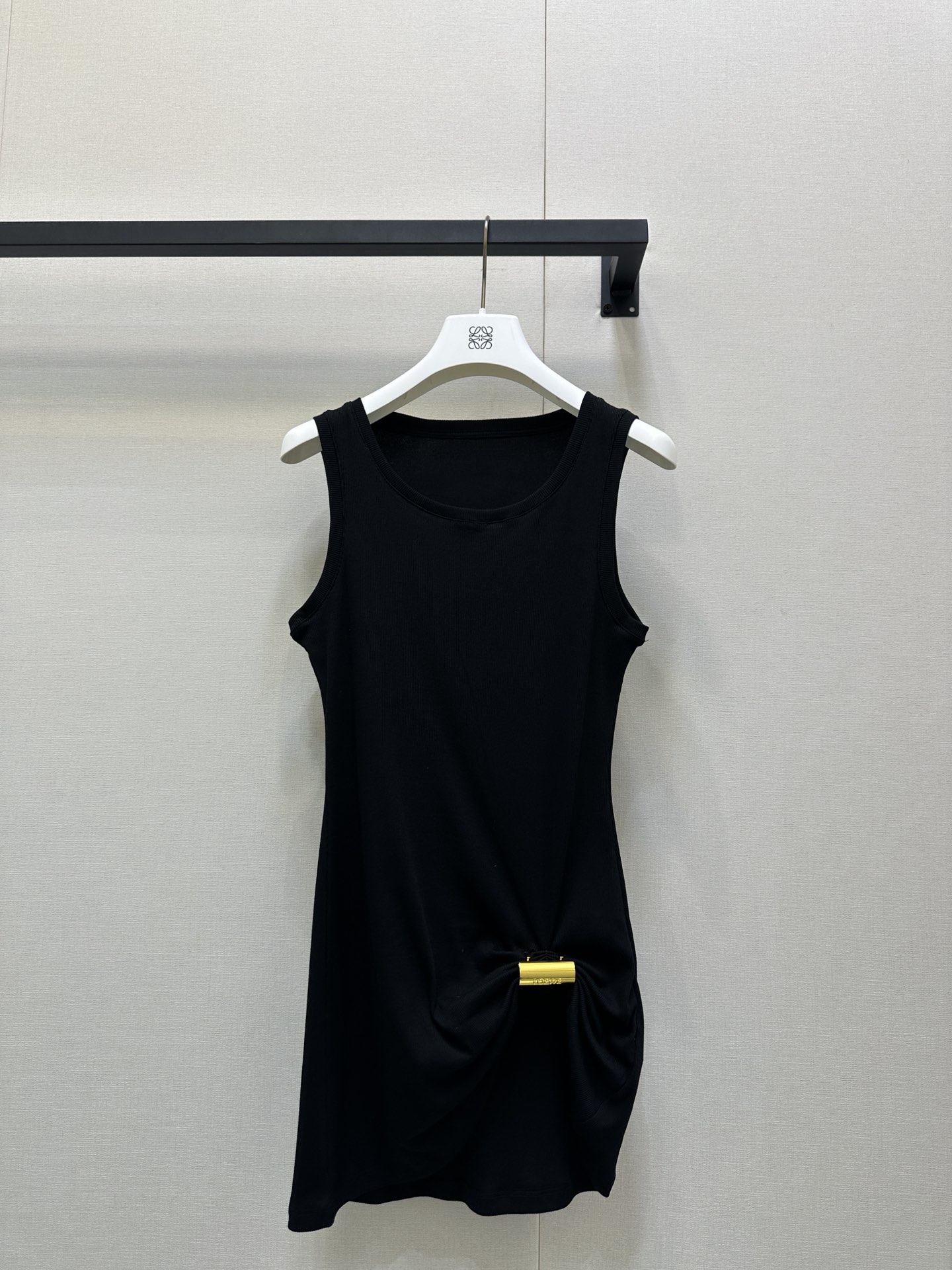 NO:476883,Loew* 25Fw early autumn new model, metal decorative slim fit sleeveless threaded vest丨Original development!  High-end production!  The pleated waist-hugging design is too slim, simple, casual and design-like, classic high-elastic slim fit style, waist pleat decorative yb mold-open custom metal buckle, pinch a slim waist without any restraint, covers the flesh and makes it look slim and modifys the slim body proportions, casual and invincible refreshing, comfortable and fashionable!  S/M/L large-scale goods sold in spot, loewe, alexander wang19860909Loew* 25Fw早秋新款 金属装饰修身款无袖螺纹背心丨原版开发！高版出品！褶皱收腰设计太显瘦了,简单随性又有设计感,经典高弹修身版型,腰身捏褶装饰yb开模定制金属扣,掐出一道纤纤小腰又不会有束缚的感觉,遮肉显瘦修饰苗条身材比例,休闲、出街无敌清爽舒适又时髦！现货发售S/M/L大货实拍,,loewe,alexander wang,Women's clothing