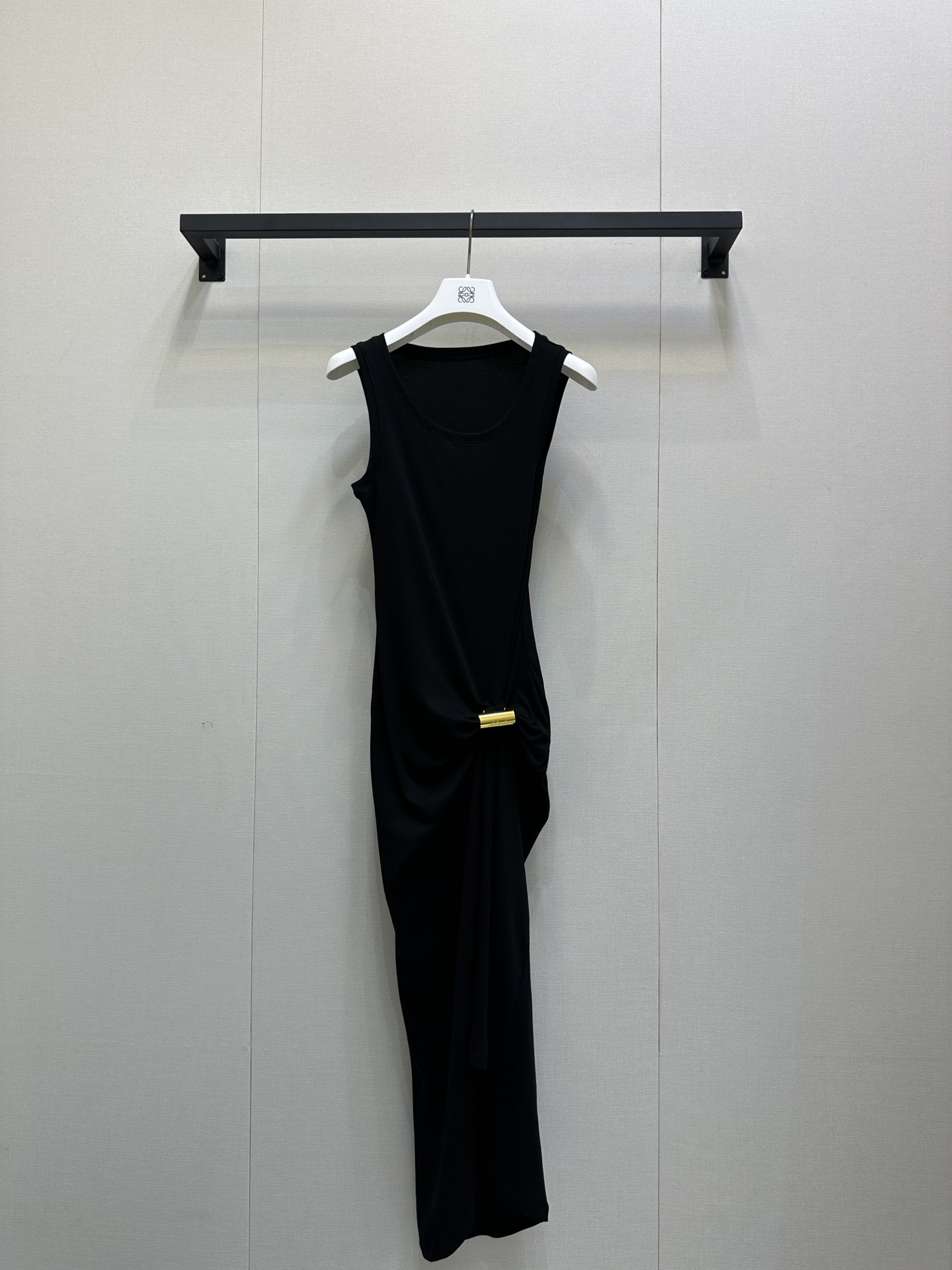 NO:476871,Loewe25 early autumn style, long waist-hugging vest skirt with slim mid-length style cut, the pleated waist-hugging design is too slim, the original mold-opening custom logo metal buckle, pinch a slim waist without any restraint, cover the flesh and make it look slim and modify the slim body proportions, and you can have it! Casual, refreshing, comfortable and fashionable when going out! S/M/L large-scale products are available in stock, loewe, skirts, alexander wang19860909Loewe25早秋款 捏褶收腰长款背心裙修身中长款版型裁剪,褶皱收腰设计太显瘦了,原版开模定制logo金属扣,掐出一道纤纤小腰又不会有束缚的感觉,遮肉显瘦修饰苗条身材比例,S线即可拥有!休闲、出街无敌清爽舒适又时髦!现货发售S/M/L大货实拍,,loewe,skirts,alexander wang,Women's clothing