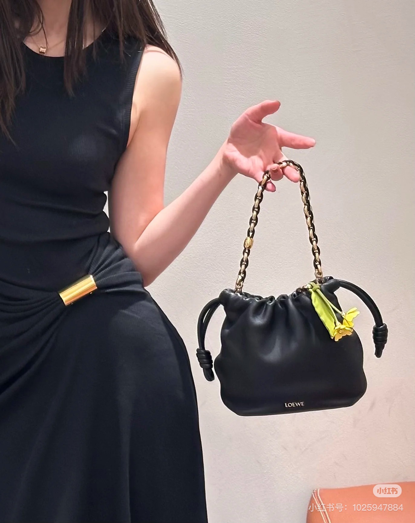 NO:476877,Loewe25 early autumn style, long waist-hugging vest skirt with slim mid-length style cut, the pleated waist-hugging design is too slim, the original mold-opening custom logo metal buckle, pinch a slim waist without any restraint, cover the flesh and make it look slim and modify the slim body proportions, and you can have it! Casual, refreshing, comfortable and fashionable when going out! S/M/L on sale in stock, loewe, skirts, alexander wang19860909Loewe25早秋款 捏褶收腰长款背心裙修身中长款版型裁剪,褶皱收腰设计太显瘦了,原版开模定制logo金属扣,掐出一道纤纤小腰又不会有束缚的感觉,遮肉显瘦修饰苗条身材比例,S线即可拥有!休闲、出街无敌清爽舒适又时髦!现货发售S/M/L,,loewe,skirts,alexander wang,Women's clothing