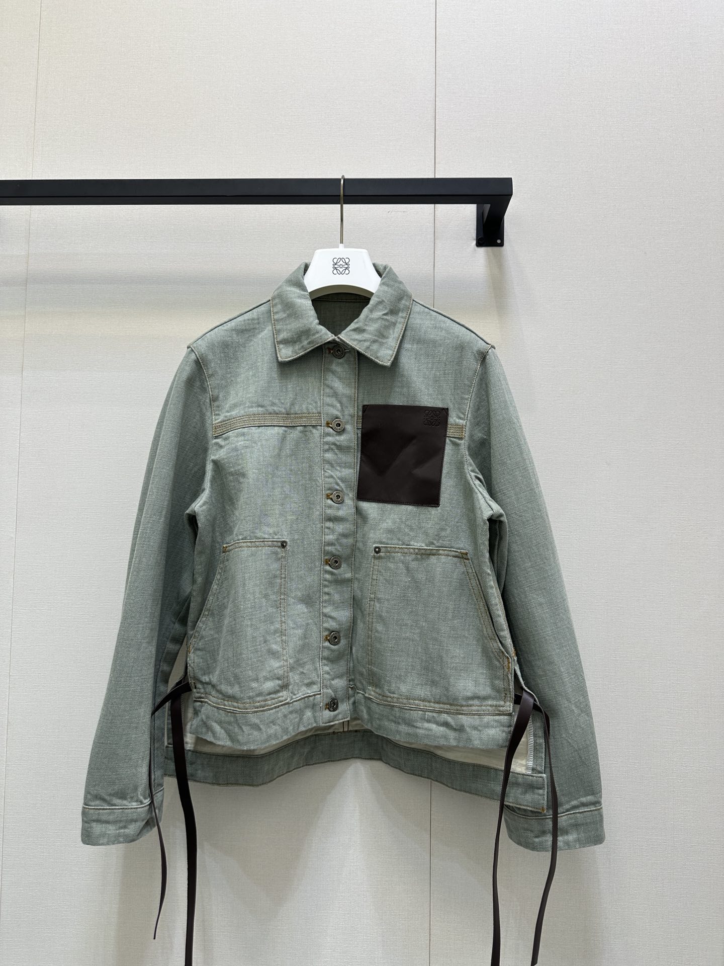 NO:476859,(Coat) LOEWE early autumn new style khaki green tannin casual denim jacket khaki green denim fabric comes with refreshing filter simple and unique design soft denim LOEWE embossed leather every detail shows exquisiteness refreshing and relaxing sense, fashionable feeling is directly full, daily going out and dates are very suitable, who doesn't like comfortable and beautiful outfits! Slack outfit is on sale, please see my version SML large-scale real shot, loewe, jackets & coats, alexander wang19860909（外套）LOEWE早秋新款 卡其绿色单宁休闲牛仔外套 卡其绿色牛仔面料自带清爽滤镜 简约中透着独特设计 软软的牛仔 LOEWE 压纹皮质 各个细节都在展现精致 清爽松弛感拿捏 时尚感直接拉满,日常出街、约会都很适配,舒适又好看的穿搭谁不爱! 松弛感穿搭发售 认准我家版本 SML大货实拍,,loewe,jackets & coats,alexander wang,Women's clothing