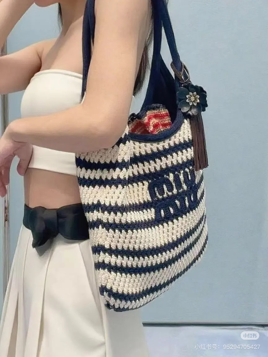 NO:481218,Miumiu25 new double-sided shoulder bag, hook-stitch striped bag, a relatively lightweight bag, double-sided quilt, one bag, two styles, a super fashionable and energetic bag, with a very good capacity, original development, high-end product, with hooks on the back, you can match your own accessories) Super beautiful and solid bag. Highly recommended, miumiu, shoulder bags, alexander wang19860909miumiu25新款双面单肩包,勾针条纹包,比较轻便的一款包,双面可用被,一个包包两种风格,超有时尚活力的一款包包,容量也是相当不错,原版开发 高版出品 反面有挂钩可以自己搭配配饰) 超级好看又实背的包.强烈推荐入,,miumiu,shoulder bags,alexander wang,Women's clothing