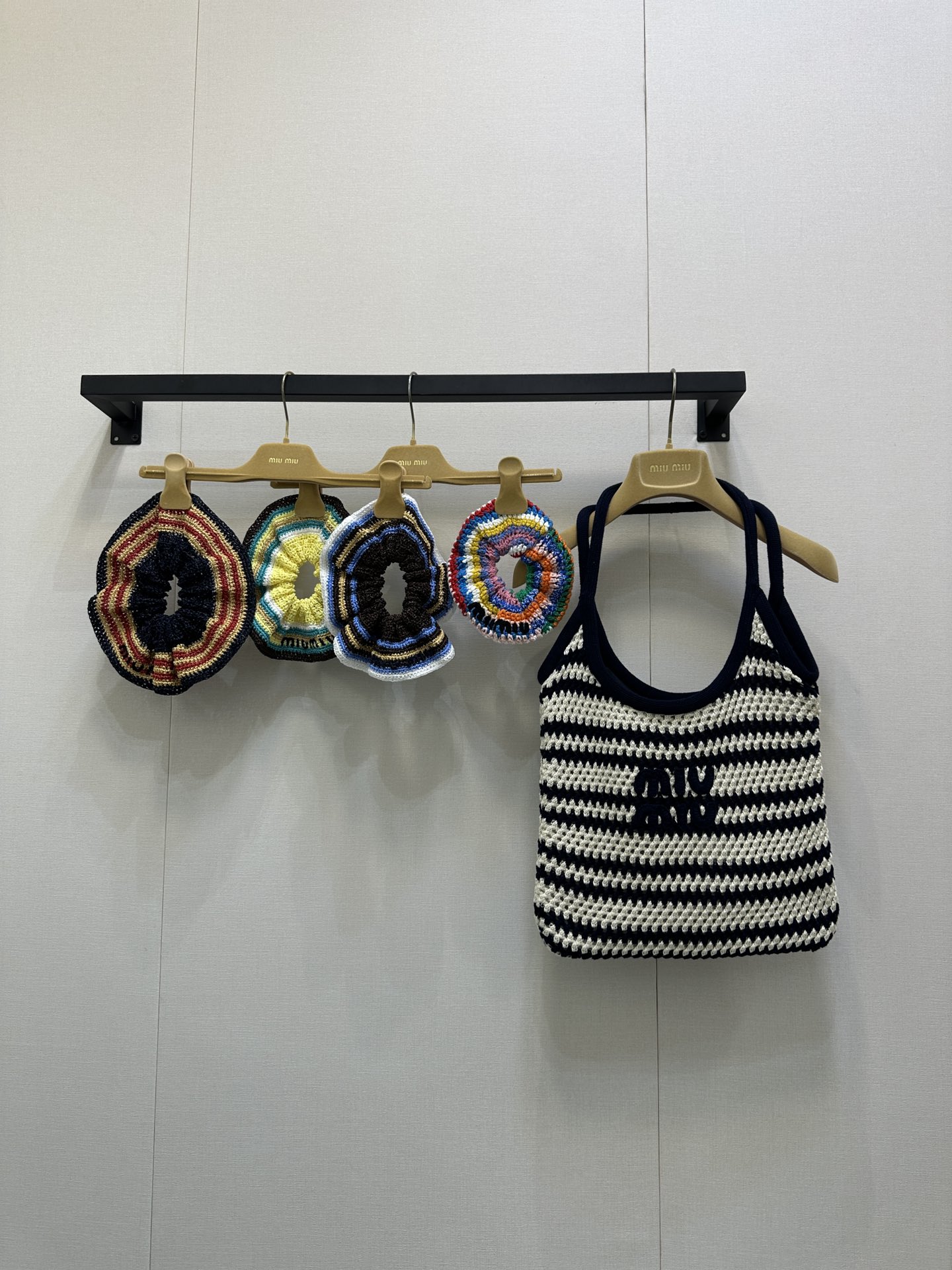 NO:481207,(With a box) MiuMi*25 summer new braided hand hook craft hair ring, braided color hair accessories!  A must-have for fashionable girls, hair accessories suitable for summer, holiday beach opening tourism style, miumiu, alexander wang19860909（配盒子）MiuMi*25夏季新款编织手勾工艺发圈,编织色彩发饰！时髦女孩必备,适合夏天的发饰,假日沙滩开启旅游风,,miumiu,alexander wang,Women's clothing