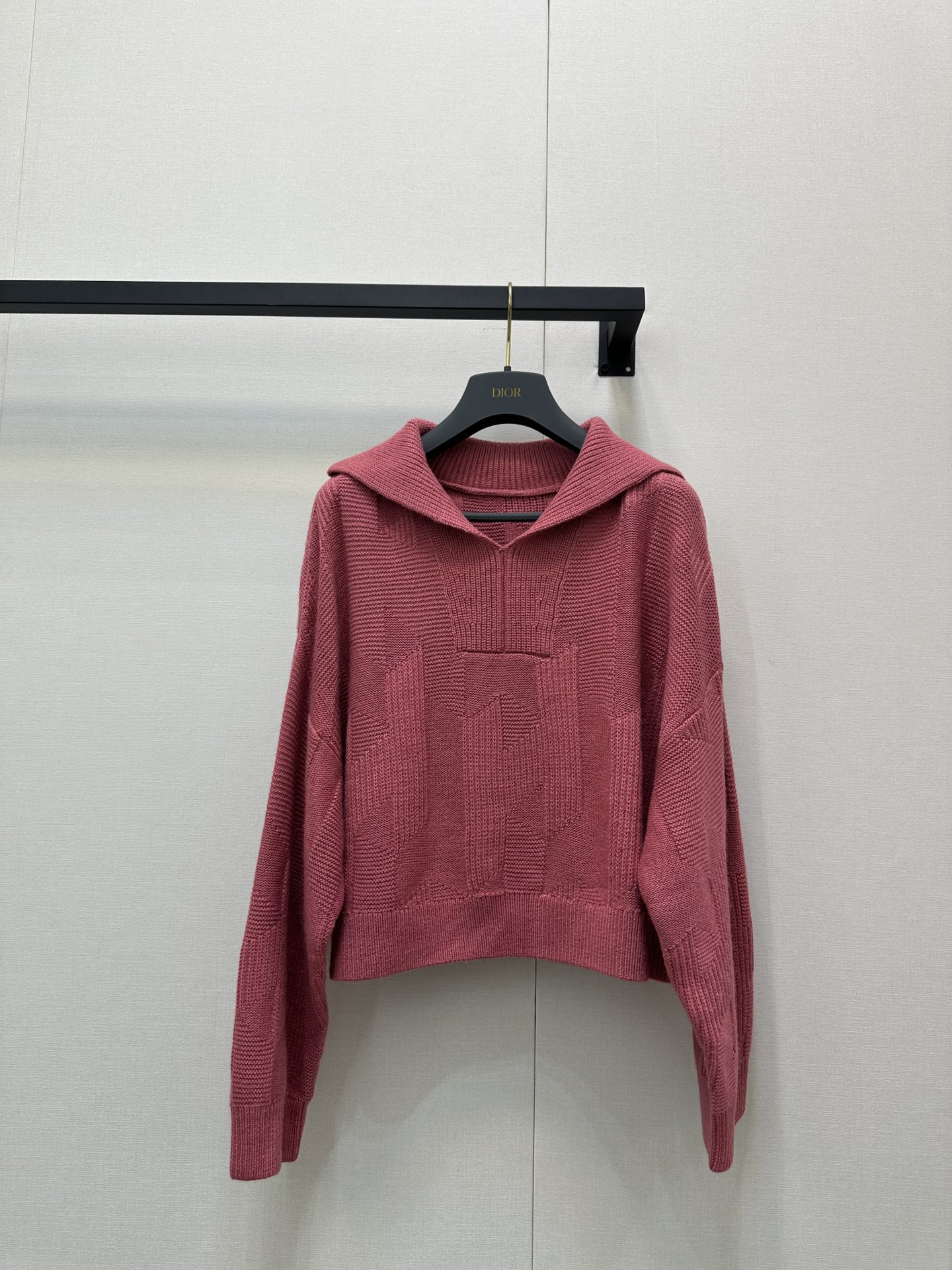 NO:478444,Hermes 25 autumn and winter new style, large lapel pullover checkered sweater. This sweater is too gentle, the pure color is easy to match, simple and medium and has a sense of design. The short style makes the legs look long, whether it is paired with high-waisted pants or skirts, it is very suitable, and it can easily create a lazy and fashionable style. It is a treasure item for autumn outfits~ Identify my version. Real photos of SML stock, hermes, hermes, skirts, sweaters, alexander wang19860909Hermes爱马仕25秋冬新款 大翻领套头格纹毛衣.这款毛衣太温柔啦 纯色调好搭配 简约中又带着设计感.短款版型很显腿长,不管是搭配高腰裤还是半身裙都超合适,轻松打造出慵懒又时尚的风格,妥妥的秋日穿搭宝藏单品~认准我家版本 现货SML大货实拍,,hermes,hermes,skirts,sweaters,alexander wang,Women's clothing