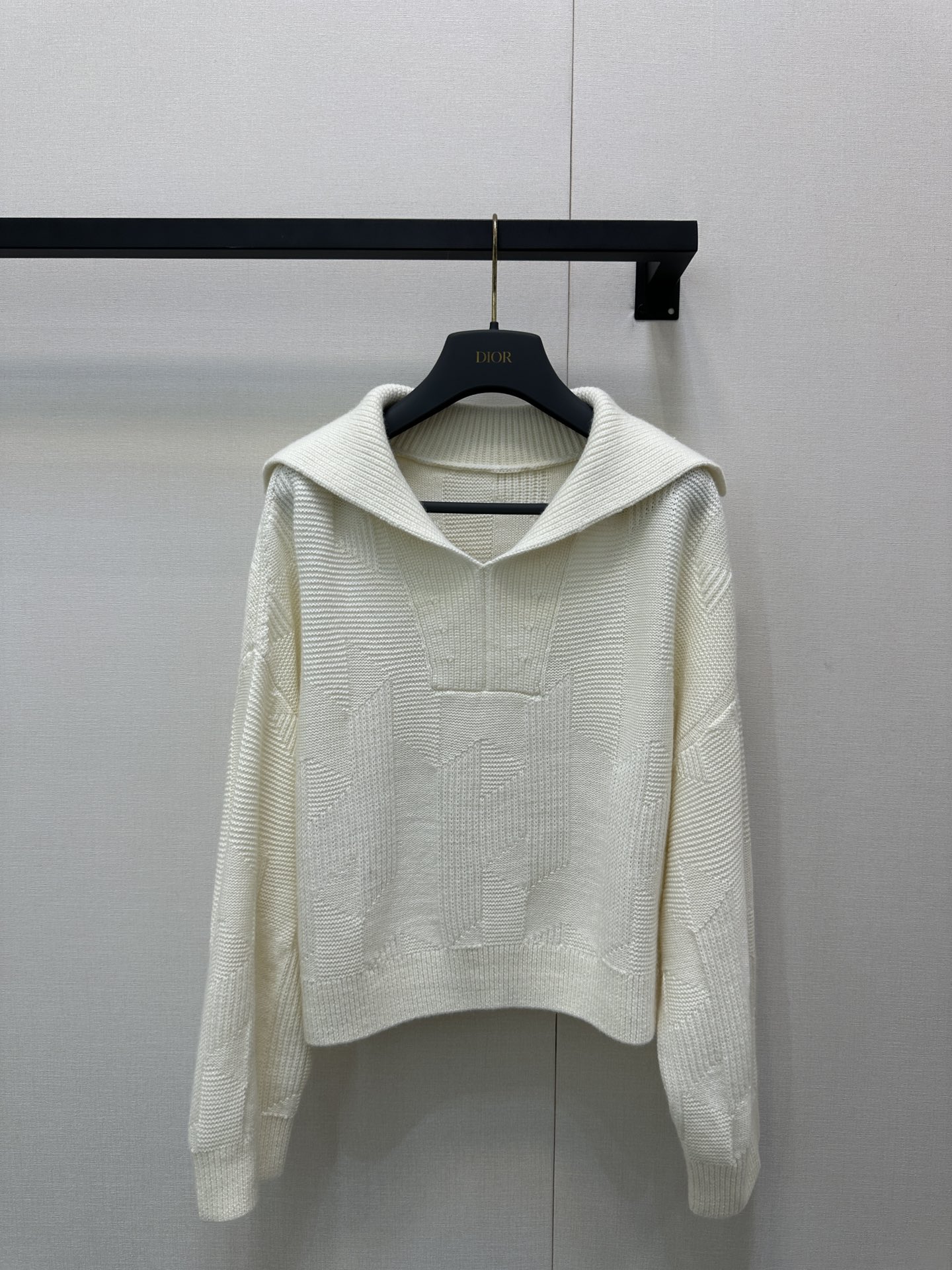 NO:478462,Hermes 25 autumn and winter new style, large lapel pullover checkered sweater. This sweater is too gentle, the pure color is easy to match, simple and medium and has a sense of design. The short style makes the legs look long, whether it is paired with high-waisted pants or skirts, it is very suitable, and it can easily create a lazy and fashionable style. It is a treasure item for autumn outfits~ Identify my version. Real photos of SML stock, hermes, hermes, skirts, sweaters, alexander wang19860909Hermes爱马仕25秋冬新款 大翻领套头格纹毛衣.这款毛衣太温柔啦 纯色调好搭配 简约中又带着设计感.短款版型很显腿长,不管是搭配高腰裤还是半身裙都超合适,轻松打造出慵懒又时尚的风格,妥妥的秋日穿搭宝藏单品~认准我家版本 现货SML大货实拍,,hermes,hermes,skirts,sweaters,alexander wang,Women's clothing