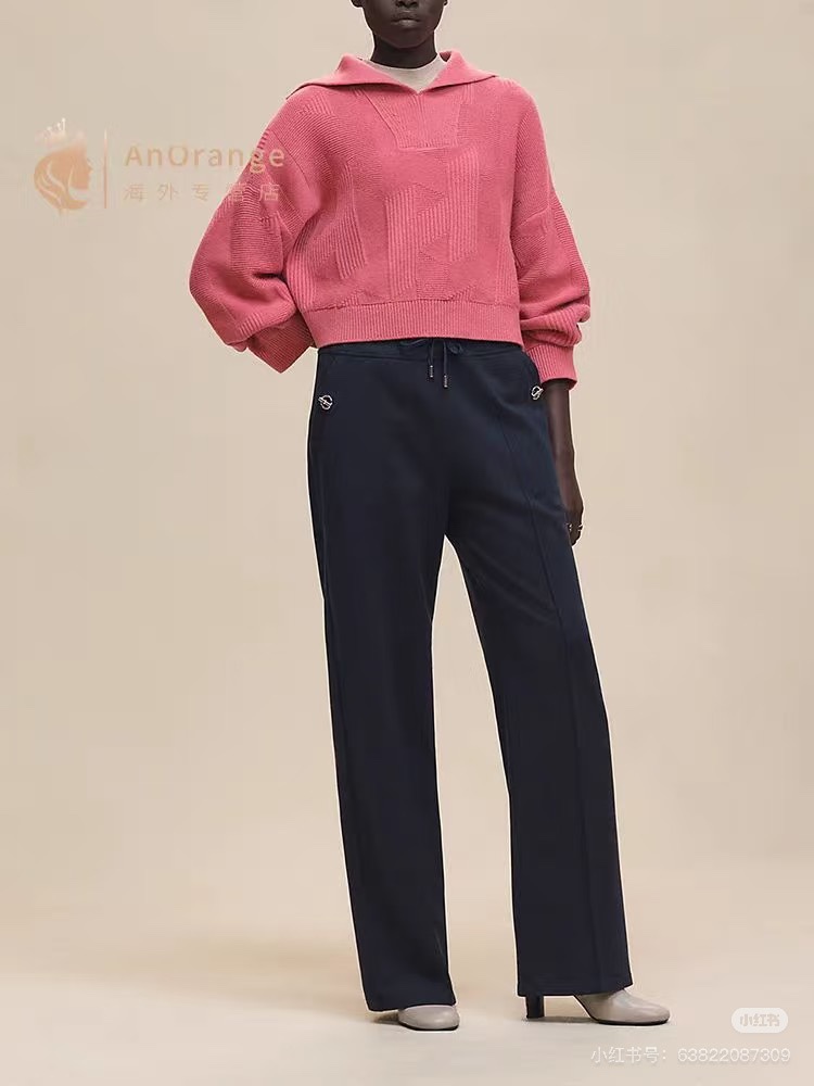 NO:478453,Hermes 25 autumn and winter new style, large lapel pullover checkered sweater. This sweater is too gentle, the pure color is easy to match, simple and medium and has a sense of design. The short style makes the legs look long, whether it is paired with high-waisted pants or skirts, it is very suitable, and it can easily create a lazy and fashionable style. It is a treasured item for autumn outfits~ Identify my version SML, hermes, hermes, skirts, sweaters, alexander wang19860909Hermes爱马仕25秋冬新款 大翻领套头格纹毛衣.这款毛衣太温柔啦 纯色调好搭配 简约中又带着设计感.短款版型很显腿长,不管是搭配高腰裤还是半身裙都超合适,轻松打造出慵懒又时尚的风格,妥妥的秋日穿搭宝藏单品~认准我家版本 现货SML,,hermes,hermes,skirts,sweaters,alexander wang,Women's clothing