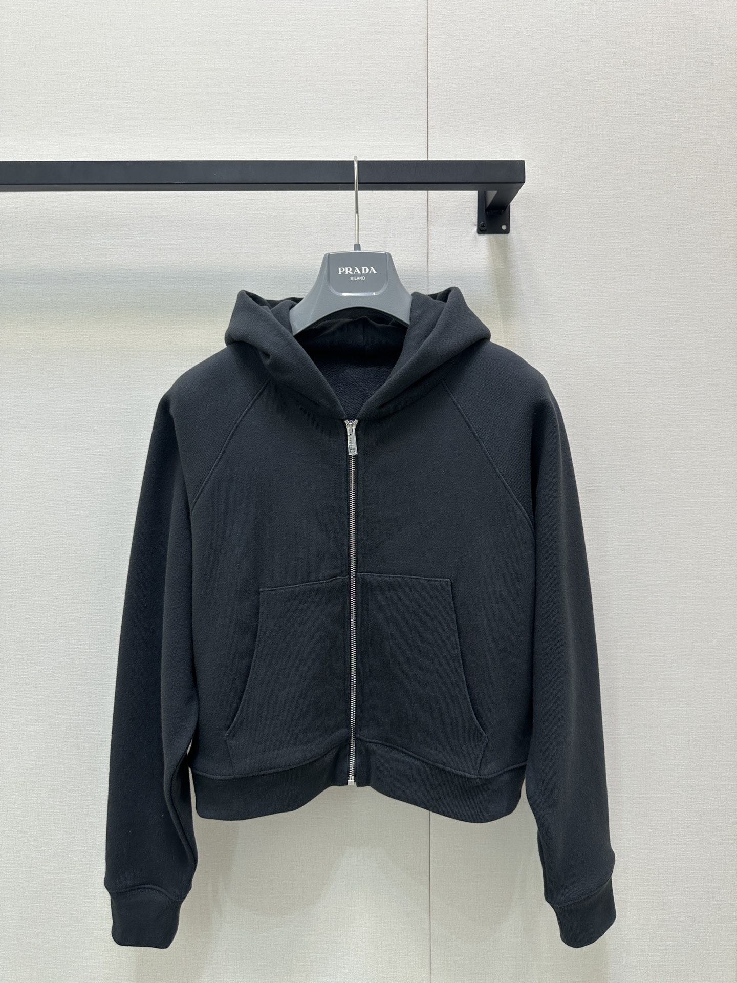 NO:478471,(Sweatshirt) 25 autumn and winter new style, triangle logo patch sports and casual style hooded sweatshirt original development!  High-end production!  Thin velvet style. Elaborate three-dimensional patch embroidery. Loose and casual style. Sweatshirts with shoulders, visual slimness, casualness, and can be controlled at will in any occasion. Full of vitality and trendy style. A set of matching and easy travel. Spot SML large-scale real shots, hoodie, sweatshirts, hats, alexander wang19860909(卫衣) 25秋冬新款 三角标徽标贴布运动休闲风连帽卫衣原版开发！高版出品！薄绒款式.贴布绣精致立体.宽松休闲版型,卫衣落肩设计,视觉显瘦,随性自如,什么场合都能随意驾驭.活力满满的潮流范.一套搭配轻松出行 现货 SML大货实拍,,hoodie,sweatshirts,hats,alexander wang,Women's clothing