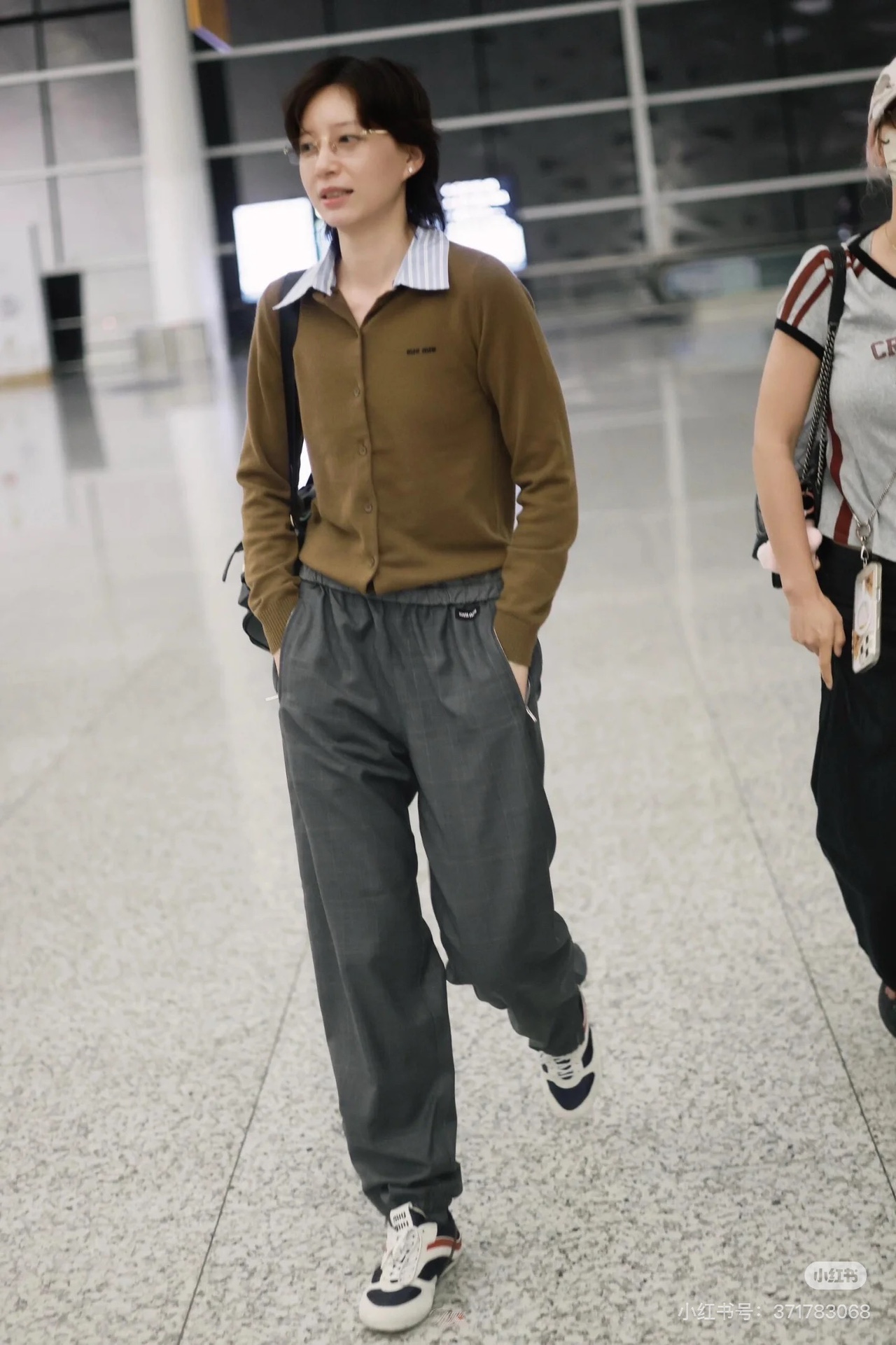 NO:478489,Miumi* 25Fw early autumn new style, intellectual molecular splicing zipper trousers 丨Original development!  High-end production!  The contrasting color mesh belt splicing design is sweet and cool, and it has a age-reducing outfit. The high-end gray texture is handsome and fashionable and classic style is not picky about people, and the upper body looks huge and slim!  Customized wool woolen fabric with excellent texture!  The quality of workmanship depends on the details!  S M L, miumiu, alexander wang19860909Miumi* 25Fw早秋新款 知性分子拼接拉链束脚长裤丨原版开发！高版出品！撞色网腰带拼接设计甜酷兼备减龄穿搭.高级灰纹理帅气又时髦经典版型不挑人上身巨显瘦！定制色织精纺羊毛面料质感超赞！做工品质看细节！码数S M L,,miumiu,alexander wang,Women's clothing