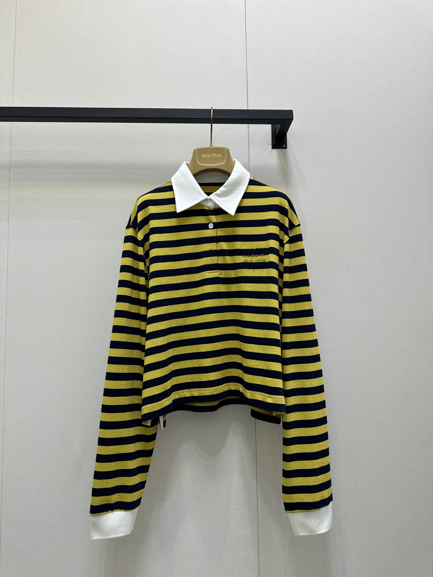 NO:478497,Miumi* 25Fw early autumn new style, mid-color striped short lapel loose version long-sleeved T-shirt丨Original development!  High-end production!  The matching cotton material is made of cotton, the cuffs and neckline are contrasted in color design, and the classic logo letter pattern on the chest highlights the brand's unique style!  Age-reducing college style outfits are completely easy to grasp!  Details look at the quality. S/M/L large-scale goods are sold in stock, miumiu, tees, t-shirt, alexander wang19860909Miumi* 25Fw早秋新款 间色条纹短款翻领宽松版长袖T恤丨原版开发！高版出品！对版棉材质,袖口跟领口做撞色设计搭配,胸前经典徽标字母图案点缀,突显品牌独有个性风格！减龄学院风穿搭完全轻松拿捏！细节看品质 现货发售S/M/L大货实拍,,miumiu,tees，t-shirt,alexander wang,Women's clothing