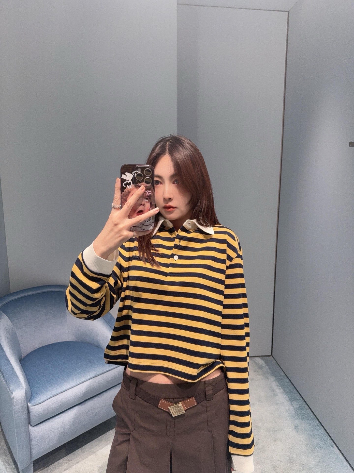 NO:478507,Miumi* 25Fw early autumn new style, mid-color striped short lapel loose version long-sleeved T-shirt丨Original development!  High-end production!  The matching cotton material is made of cotton, the cuffs and neckline are contrasted in color design, and the classic logo letter pattern on the chest highlights the brand's unique style!  Age-reducing college style outfits are completely easy to grasp!  Details look at the quality. S/M/L is available in stock, miumiu,tees, t-shirt,alexander wang19860909Miumi* 25Fw早秋新款 间色条纹短款翻领宽松版长袖T恤丨原版开发！高版出品！对版棉材质,袖口跟领口做撞色设计搭配,胸前经典徽标字母图案点缀,突显品牌独有个性风格！减龄学院风穿搭完全轻松拿捏！细节看品质 现货发售S/M/L,,miumiu,tees，t-shirt,alexander wang,Women's clothing