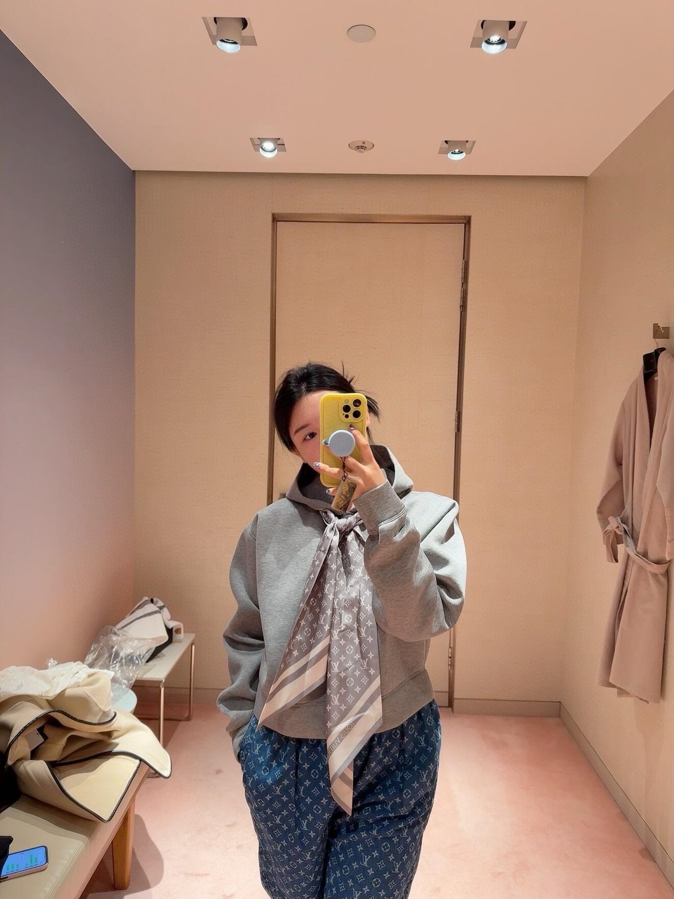 半裙💰批220 卫衣💰批260 
🆕Louis Vuitto* 25Fw早秋新款 MONOGRAM丝巾短款连帽卫衣+丝巾半裙套装丨原版开发！高版出品！本款连帽衫邂逅当季秀场的标志性元素，以双面针织裁出舒适短款版型。领口结构恰似Monogram丝巾，丝巾是真丝材质的，兜帽跃现标签！推荐一套搭配！完美做工品质看细节，现货发售S/M/L