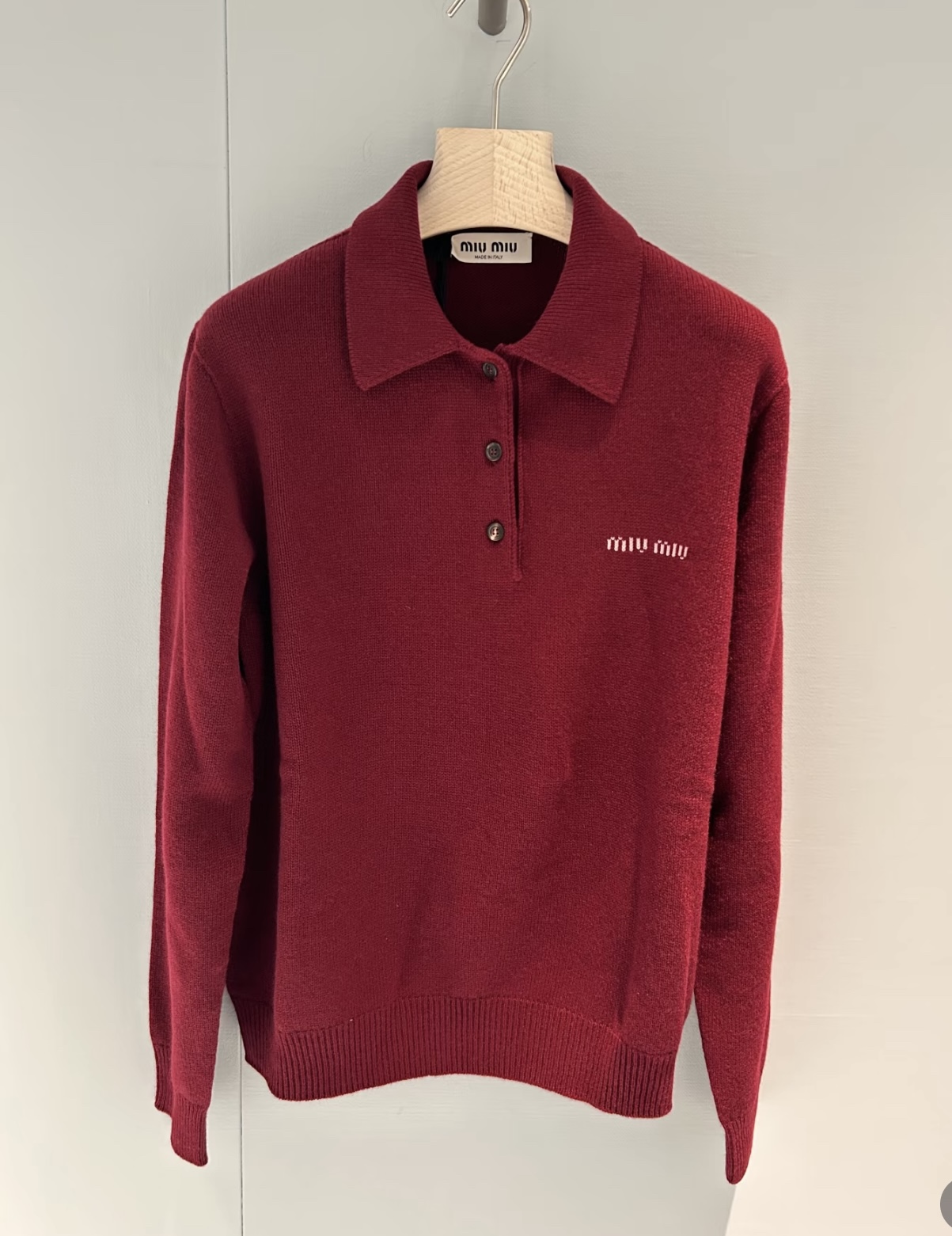 NO:483394,Miumi* 25 latest catwalk cashmere cardigan This season's M*uMiu is a fashionable intellectual. It is very simple and fashionable. It is effortless and inadvertent. It can easily wear French exquisite and romantic upper body to modify the figure. It has super wrapping properties. The color of YB dyed yarn is super difficult to adjust and has a very high similarity. It is simple and not picky. It is generous and elegant. I want to compare the color. The texture is super delicate and soft. It is highly recommended. It is literary and fashionable. It looks very beautiful when wearing it alone. S/M/L, miumiu, alexander wang.19860909Miumi* 25最新走秀款羊绒开衫 本季的M*uMiu是时髦知识分子 极简风十足 时髦感不费力又不经意 轻松就能穿出法式的精致浪漫上身修饰身材 ,超强的包裹性 YB定染纱线颜色超级难调相似度达极高简单不挑人,大方气质款 求对比颜色真的太洋气了质感超细腻柔软强烈推荐,文艺又时尚,单穿叠穿都很好看  现货发售S/M/L,,miumiu,alexander wang,Women's clothing