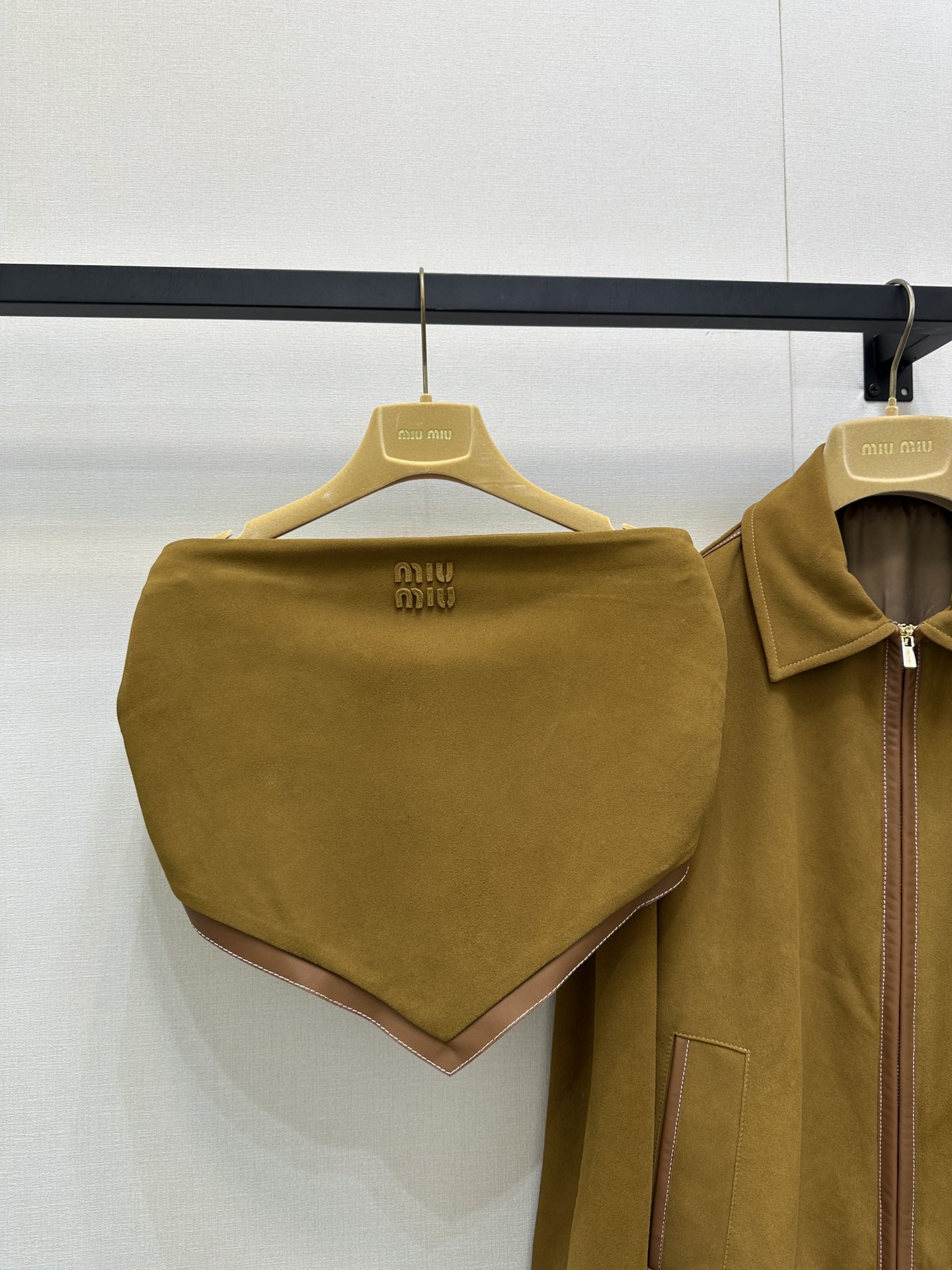 NO:481265,Sheepskin velvet (bander) Miumi* 25Ss autumn and winter new style, spliced ​​cowhide leather embroidered sheepskin velvet triangle strapskin vest original development!  High-end production!  A must-have item for hot girls!  The photo is super chicky and fashionable!  Absolutely unique. One set of heavy industry technology is complicated in workmanship!  The details are perfect!  It's really beautiful~ Jimei, rush to the duck!  Spot SML large-scale real-life photos (tie boobs), miumiu, cowhide, sheepskin, alexander wang19860909羊皮绒（抹胸）Miumi* 25Ss秋冬新款 拼接牛皮革刺绣羊皮绒三角抹胸背心 原版开发！高版出品！辣妹女孩们必入单品！拍照超鸡具有时髦感！绝对的与众不同 一套都是重工工艺 做工复杂！细节也做到完美！真的非常好看～集美们 冲鸭！现货 SML大货实拍（抹胸）,,miumiu,cowhide,sheepskin,alexander wang,Women's clothing