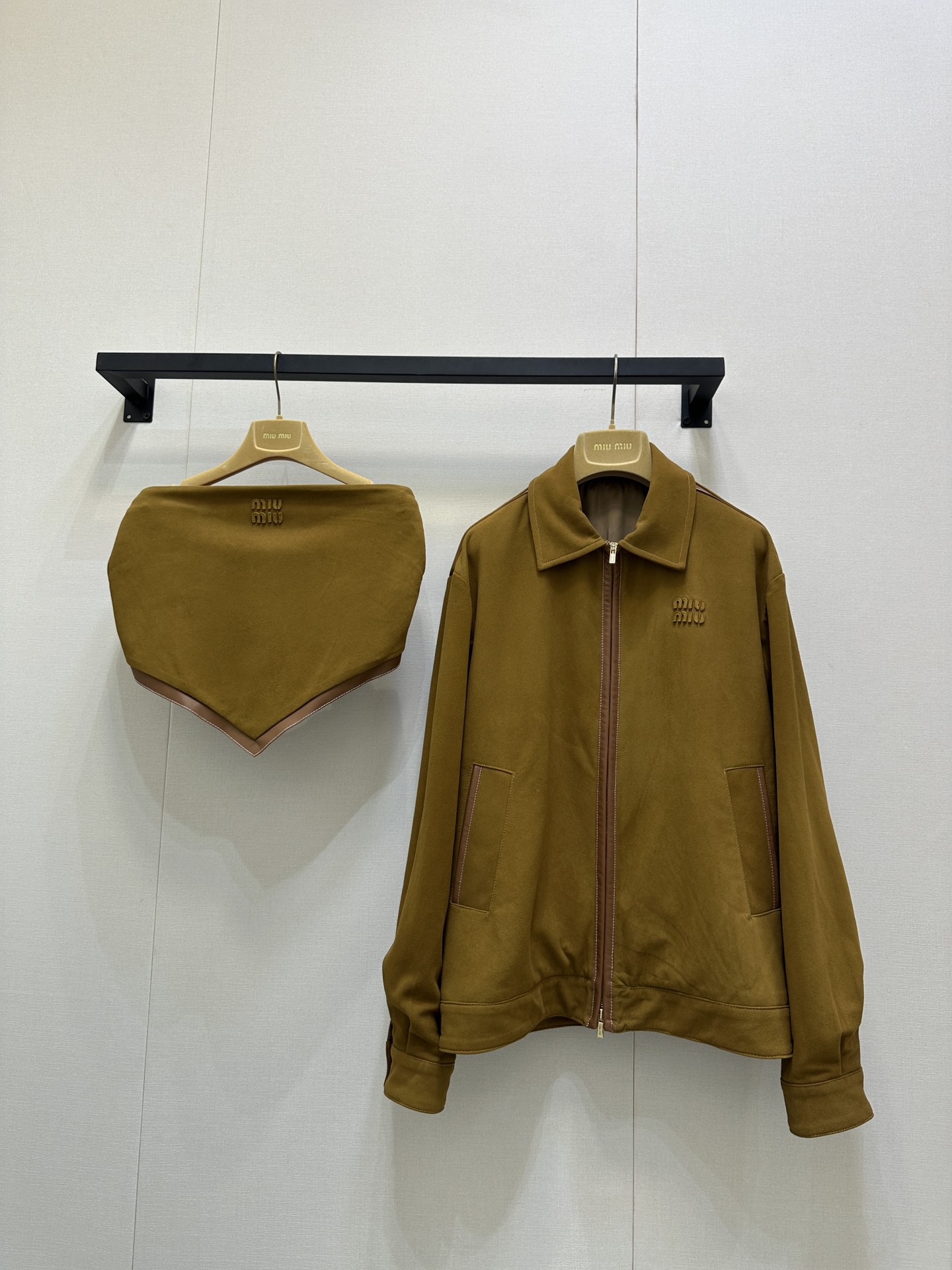 NO:481284,With dust bag, sheepskin velvet, Mi*miu25 autumn and winter new product, suede jacket original development, high-end production!  Custom suede suede craftsmanship!  Retro brown yyds!  The same style for men and women!  Cowhide leather splicing design!  The three-dimensional cut and loose fit of the workwear double pockets is versatile and slimming!  Positioning embroidered letter logo, a must-have fashionable item for a sweet and cool girl’s wardrobe. Perfect workmanship and quality look at the details!  S/M/L large-scale real-time photos (coats), miumiu, jackets & coats, cowhide, sheepskin, chamois leather, alexander wang19860909配防尘袋 羊皮绒 Mi*miu25秋冬新品 麂皮绒外套原版开发 高版出品！定制麂皮绒面工艺！复古棕色yyds！男女同款！牛皮革拼接设计！工装双口袋立体剪裁宽松版型百搭又显瘦！定位刺绣字母logo,甜酷的少女衣橱必备时髦单品.完美做工品质看细节！现货发售S/M/L大货实拍（外套）,,miumiu,jackets & coats,cowhide,sheepskin,chamois leather,alexander wang,Women's clothing