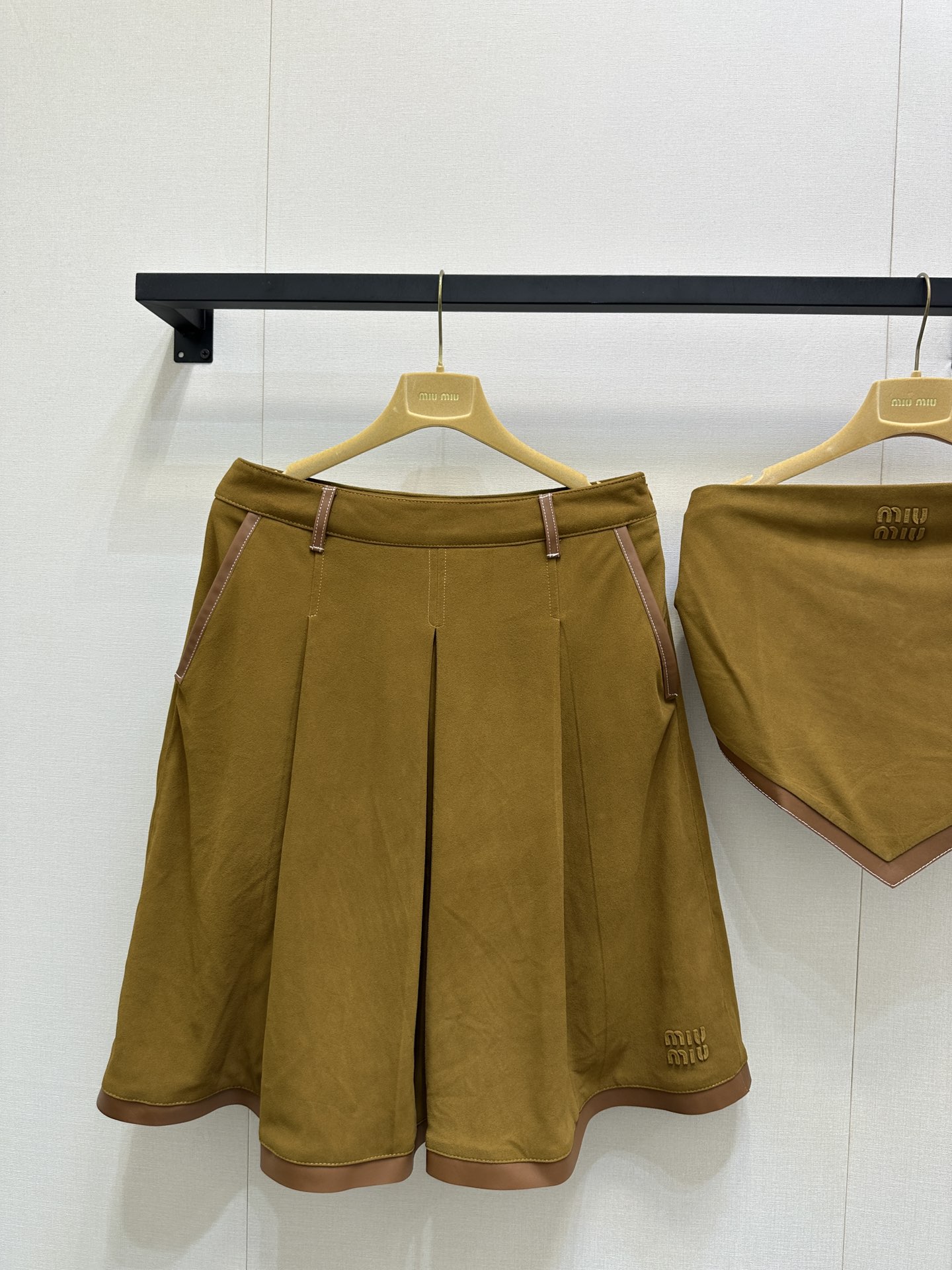NO:481275,Sheepskin (skirt) Mium*2025 new product low-waist folded cowhide leather spliced ​​sheepskin skirt. Velvet leather has good breathability, soft and skin-friendly low waist design, symmetrical pocket cut, retro and fashionable, three-dimensional cut, press pleats, natural outward expansion, modify legs and hips, increase styling, highlight slack and neutral style outfit, fashionable and fashionable, customized face accessories, accurate version, high version, SML large-scale real shot (skirt),,miumiu, skirts, cowhide, sheepskin, alexander wang19860909羊皮绒（半裙）Mium*2025新品低腰翻折牛皮革拼接羊皮半身裙 绒皮透气性佳 柔软亲肤 低腰设计 对称口袋剪裁 版型复古又时尚 立体裁剪压褶放量 自然外扩裁剪 修饰腿胯 增加造型感 突出松弛中性风格穿搭 时髦洋气 定制面辅料 认准版本 高版本 SML大货实拍（半裙）,,miumiu,skirts,cowhide,sheepskin,alexander wang,Women's clothing