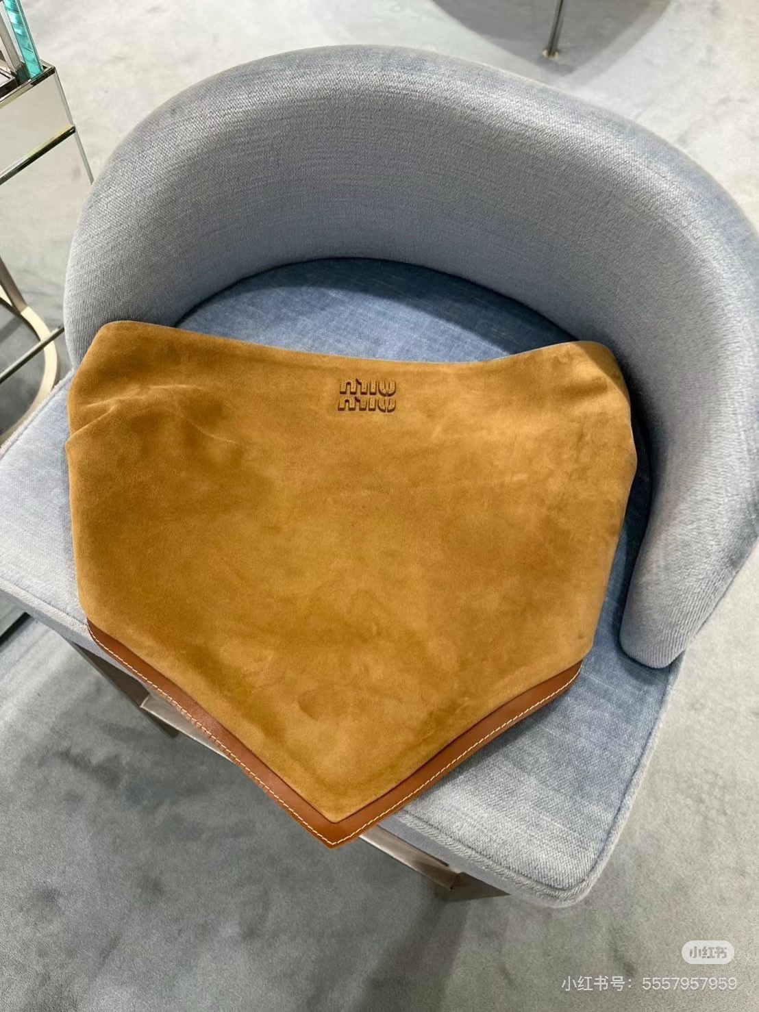 NO:481270,Sheepskin velvet (bander) Miumi* 25Ss autumn and winter new style, spliced ​​cowhide leather embroidered sheepskin velvet triangle strapskin vest original development!  High-end production!  A must-have item for hot girls!  The photo is super chicky and fashionable!  Absolutely unique. One set of heavy industry technology is complicated in workmanship!  The details are perfect!  It's really beautiful~ Jimei, rush to the duck!  Spot SML, miumiu, cowhide, sheepskin, alexander wang19860909羊皮绒（抹胸）Miumi* 25Ss秋冬新款 拼接牛皮革刺绣羊皮绒三角抹胸背心 原版开发！高版出品！辣妹女孩们必入单品！拍照超鸡具有时髦感！绝对的与众不同 一套都是重工工艺 做工复杂！细节也做到完美！真的非常好看～集美们 冲鸭！现货 SML,,miumiu,cowhide,sheepskin,alexander wang,Women's clothing