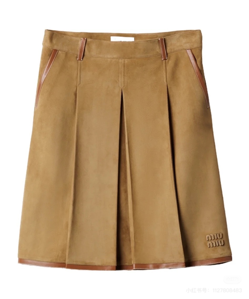 NO:481280,Sheepskin velvet (skirt) Mium*2025 new low-waist folded cowhide leather spliced ​​sheepskin skirt. Velvet leather has good breathability, soft and skin-friendly low waist design, symmetrical pocket cut, retro and fashionable, three-dimensional cut and pleats, natural outward expansion, modify legs and hips, increase styling, highlight slack and neutral style outfit, fashionable and fashionable, customized surface accessories, accurate version, higher version, SML,,miumiu, skirts, cowhide, sheepskin, alexander wang19860909羊皮绒（半裙）Mium*2025新品低腰翻折牛皮革拼接羊皮半身裙 绒皮透气性佳 柔软亲肤 低腰设计 对称口袋剪裁 版型复古又时尚 立体裁剪压褶放量 自然外扩裁剪 修饰腿胯 增加造型感 突出松弛中性风格穿搭 时髦洋气 定制面辅料 认准版本 高版本 SML,,miumiu,skirts,cowhide,sheepskin,alexander wang,Women's clothing