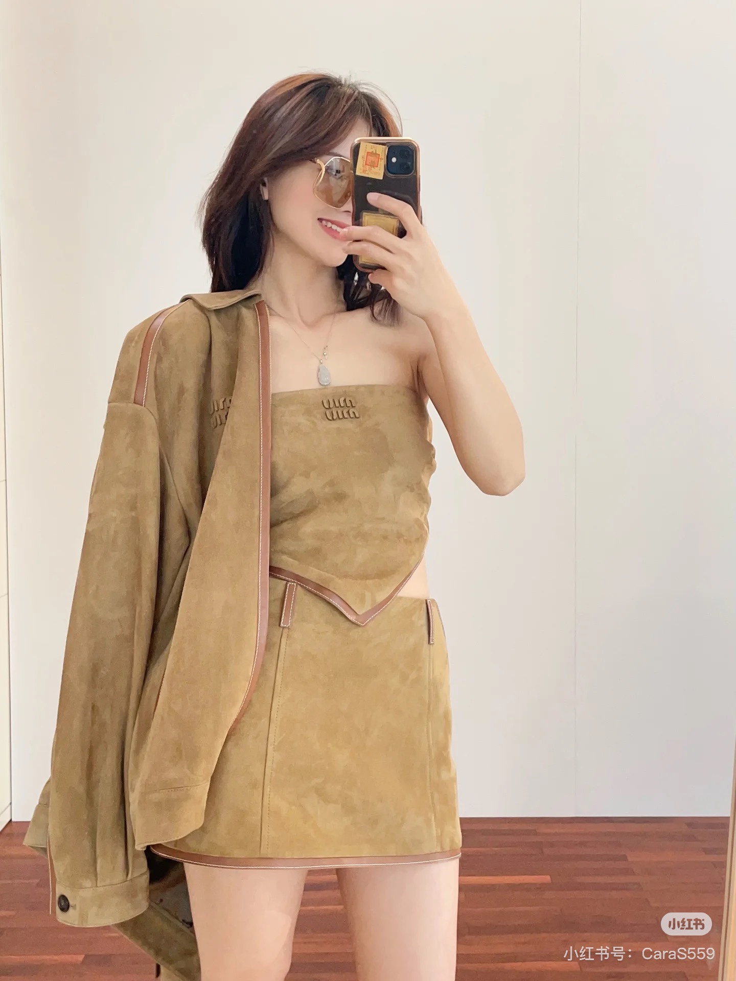 NO:481288,Sheepskin velvet Mi*miu25 autumn and winter new product, original suede jacket development, high-end production!  Custom suede suede craftsmanship!  Retro brown yyds!  The same style for men and women!  Cowhide leather splicing design!  The three-dimensional cut and loose fit of the workwear double pockets is versatile and slimming!  Positioning embroidered letter logo, a must-have fashionable item for a sweet and cool girl’s wardrobe. Perfect workmanship and quality look at the details!  S/M/L, miumiu, jackets & coats, cowhide, sheepskin, chamois leather, alexander wang19860909羊皮绒 Mi*miu25秋冬新品 麂皮绒外套原版开发 高版出品！定制麂皮绒面工艺！复古棕色yyds！男女同款！牛皮革拼接设计！工装双口袋立体剪裁宽松版型百搭又显瘦！定位刺绣字母logo,甜酷的少女衣橱必备时髦单品.完美做工品质看细节！现货发售S/M/L,,miumiu,jackets & coats,cowhide,sheepskin,chamois leather,alexander wang,Women's clothing