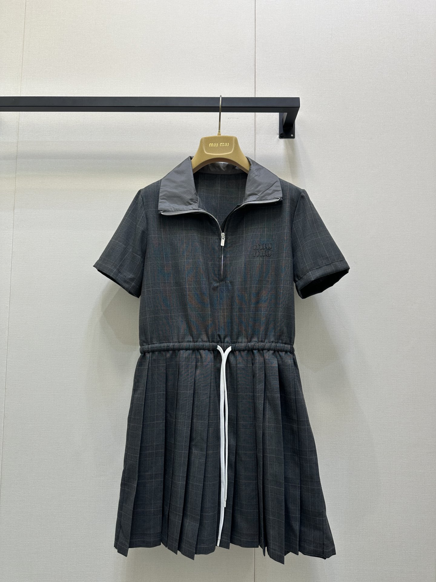 NO:483411,Miumi* 25fw early autumn new style gray Welsh checked pleated dress丨Original development!  High-end production!  Customized woven Prince of Wales checked wool fabric, the high-end smoke grey tone of the version is very delicate, and the yarn blended woven plaid in multiple colors is refreshing and flexible in the touch, skin-friendly and breathable, but will not be soft and not deformed, and the upper body is very three-dimensional!  Chest logo patch embroidery, high-waist splicing heavy industry pleated skirt with three-dimensional shape, draping and pleated position difference market low-version drawstring elastic waist highlights waistline, slimming and tall, easily increasing body proportions, upper body is a literary temperament Miu girl~Spot S/M/L large-scale real-time photo shoot, miumiu, skirts, alexander wang19860909Miumi* 25fw早秋新款 灰色威尔士格纹百褶连衣裙丨原版开发！高版出品！定制的梭织威尔士亲王格纹羊毛面料,对版的高级烟灰色调非常微妙,多个颜色的纱线混纺色织格纹,手感清爽柔韧,亲肤透气但是不会软塌塌,不易皱不变形,上身非常有立体感！胸口logo贴布刺绣,高腰拼接重工百褶裙摆立体有型,垂感和褶位区别市场低版货抽绳松紧收腰凸显腰线,显瘦显高挑,轻松拉升身材比例,上身是文艺气质Miu女孩～现货发售S/M/L大货实拍,,miumiu,skirts,alexander wang,Women's clothing