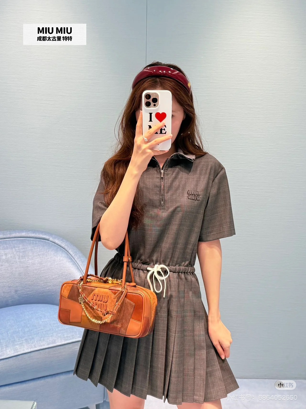 NO:483418,k Miumi* 25fw early autumn new style grey Welsh checked pleated dress丨Original development!  High-end production!  Customized woven Prince of Wales checked wool fabric, the high-end smoke grey tone of the version is very delicate, and the yarn blended woven plaid in multiple colors is refreshing and flexible in the touch, skin-friendly and breathable, but will not be soft and not deformed, and the upper body is very three-dimensional!  Chest logo patch embroidery, high-waist splicing heavy industry pleated skirt with three-dimensional shape, draping and pleated position difference market low-version drawstring elastic waist highlights waistline, slimming and tall, easily increasing body proportions, upper body is a literary temperament Miu girl~Spot sale S/M/L, miumiu, skirts, alexander wang19860909k Miumi* 25fw早秋新款 灰色威尔士格纹百褶连衣裙丨原版开发！高版出品！定制的梭织威尔士亲王格纹羊毛面料,对版的高级烟灰色调非常微妙,多个颜色的纱线混纺色织格纹,手感清爽柔韧,亲肤透气但是不会软塌塌,不易皱不变形,上身非常有立体感！胸口logo贴布刺绣,高腰拼接重工百褶裙摆立体有型,垂感和褶位区别市场低版货抽绳松紧收腰凸显腰线,显瘦显高挑,轻松拉升身材比例,上身是文艺气质Miu女孩～现货发售S/M/L,,miumiu,skirts,alexander wang,Women's clothing