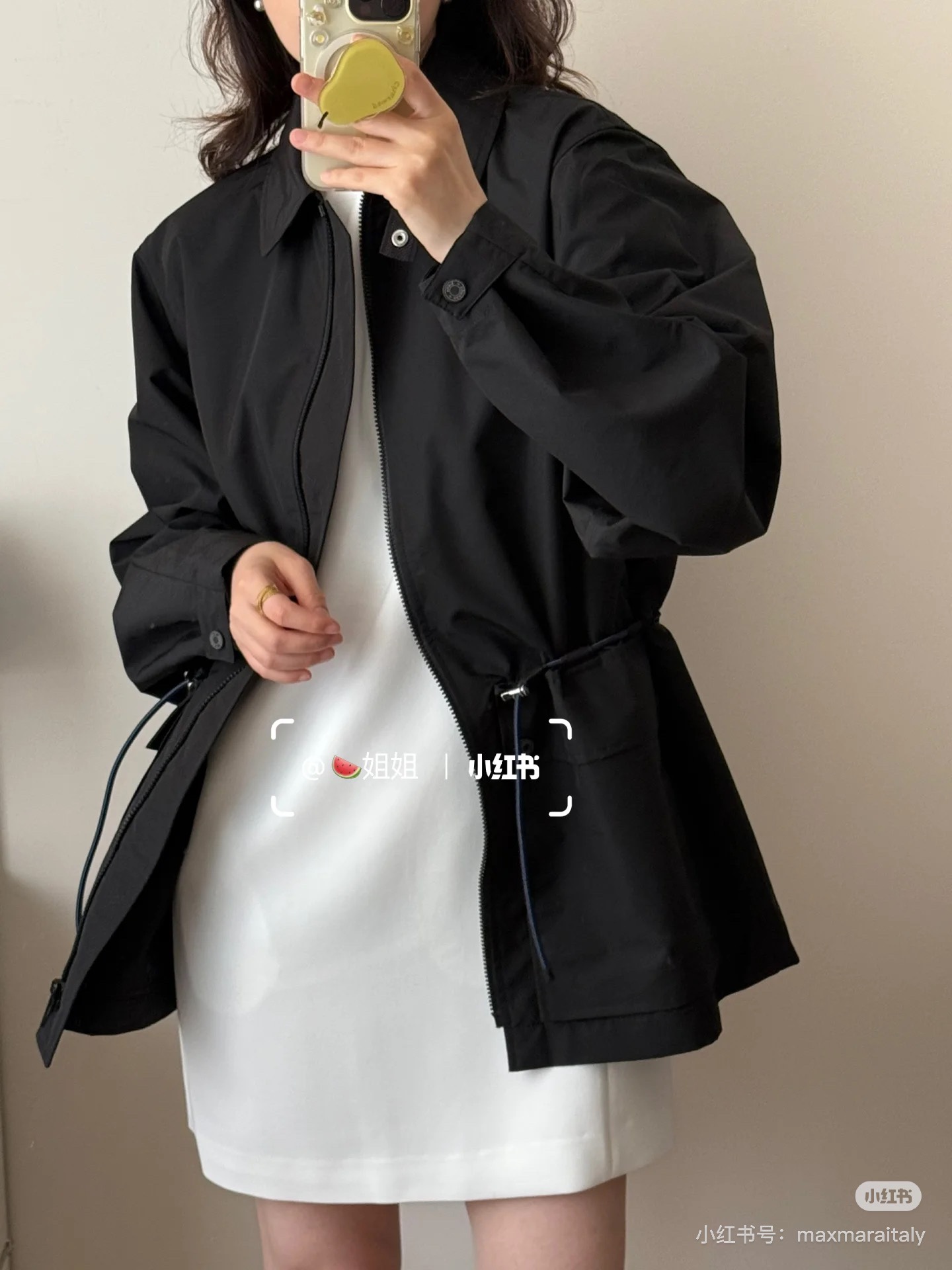 NO:483404,Herme*25 new top drawstring windbreaker made of taffeta. Functional nylon fabric is light and durable, suitable for a variety of weather. Customized hardware buckle decoration adds exquisiteness. Hooded design. Soft shape. Drawstring waist-hugging decoration makes it look slimmer. Black is durable and versatile. Low-key, luxury, high-end and fashionable. S M L,, hermes, hats, alexander wang.19860909Herme*25新款顶级抽绳风衣 采用塔夫绸制成 功能性尼龙面料轻盈耐久,适合多种天气 定制五金扣装饰增添精致 连帽设计 造型柔软 采用抽绳收腰装饰更显瘦 黑色耐看百搭 低调奢华高级大方时尚 S M L,,hermes,hats,alexander wang,Women's clothing