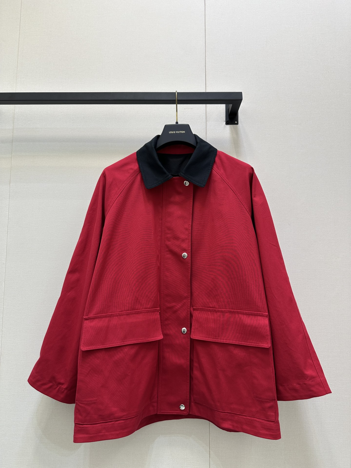 NO:484221,THE Row is stylish, intelligent and fashionable outfit!  Exclusive custom super positive red bead canvas flying employee pocket jacket coat!  Customized water washing process with red and black color combination, imported high-density fabric!  The three-dimensional tooling pocket back is adjustable and elastic waist-tight, and the style is high-end and fashionable!  versatile and not picky about people, look huge and slim. The handmade strips are perfect. The workmanship quality depends on the details and numbers to determine my version S M L large-scale products, Jackets & coats, Jackets & coats, Alexander wang19860909THE Row风高智感时髦穿搭！独家定制超正的红色珠帆布飞行员工装口袋夹克外套！红黑配色重工艺定制洗水工艺,进口高密度面料！立体工装口袋后背可调节松紧收腰版型高级时髦！百搭不挑人上身巨显瘦.全手工捆条包边完美 做工品质看细节码数认准我家版本S M L大货实拍,,jackets & coats,jackets & coats,alexander wang,Women's clothing