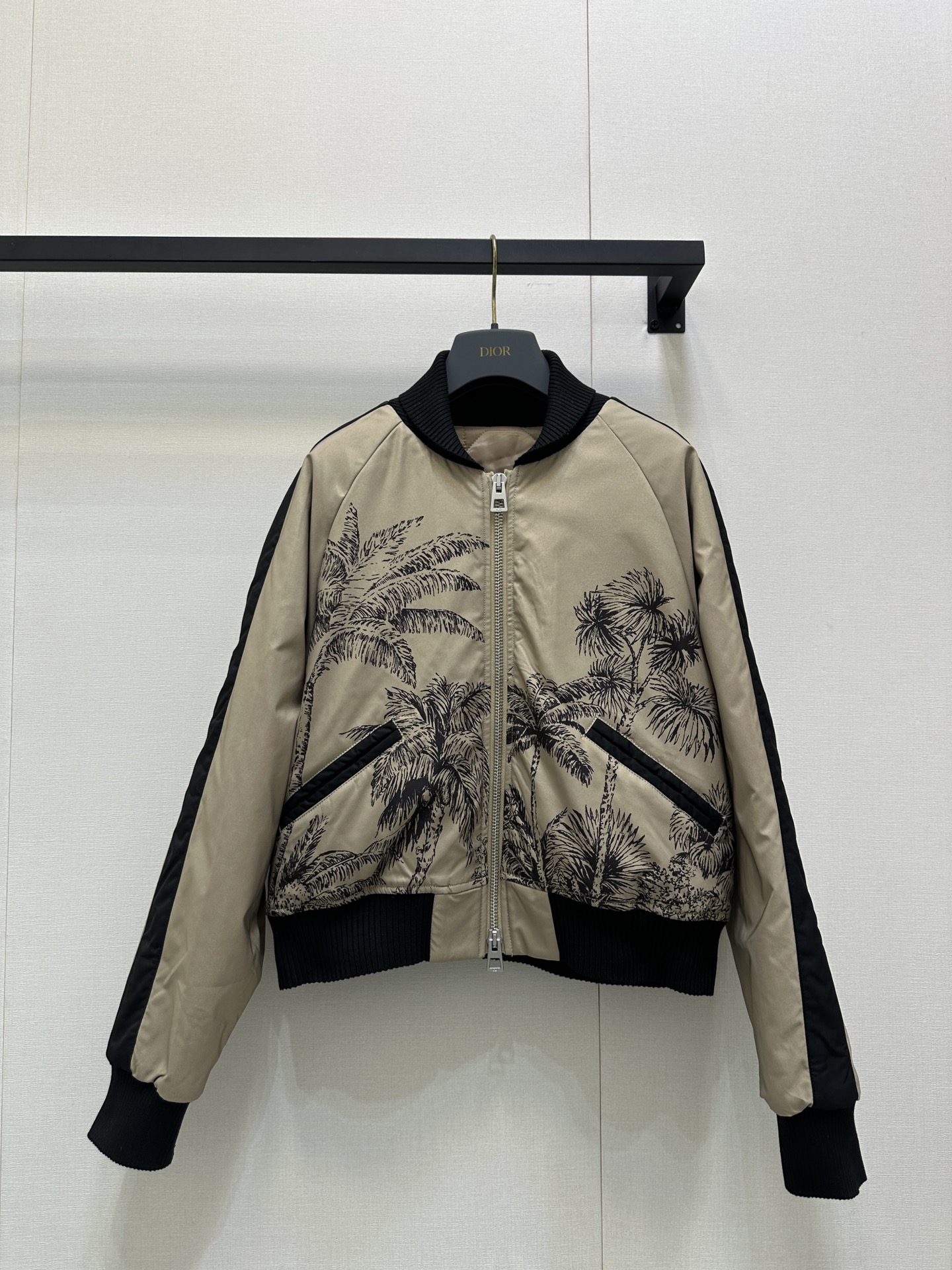 NO:484215,Dio* 25Fw autumn and winter new style Vibrant jungle cotton flying jacket | Original development!  High-end production!  The romantic style of using dense flowers and needles is made of a tender and romantic jacket, which is very versatile and versatile, and is super cool for girls to wear, with classic and durable elements and yet elegant. The yarn is fine, the patterns are delicate, the patterns are positioned and cut, the retro patterns are trendy and high-end. The silhouette design can be easily controlled and matched by any figure. It has a full sense of styling!  Spot SML big-ticket real shots, dior, jackets & coats, jackets & coats, alexander wang19860909Dio* 25Fw秋冬新款 活力丛林夹棉飞行夹克外套丨原版开发！高版出品！采用繁花密针的浪漫 高定艺术制作柔情且浪漫、很百搭的一款夹克外套宽松版型女生穿都超超超酷、老花元素经典耐看且不失气质,纱支精细,纹路细腻,花型定位裁剪,复古图案又潮又高级,廓形的设计任何身材可以轻松驾驭可搭配 造型感十足！现货SML大货实拍,,dior,jackets & coats,jackets & coats,alexander wang,Women's clothing