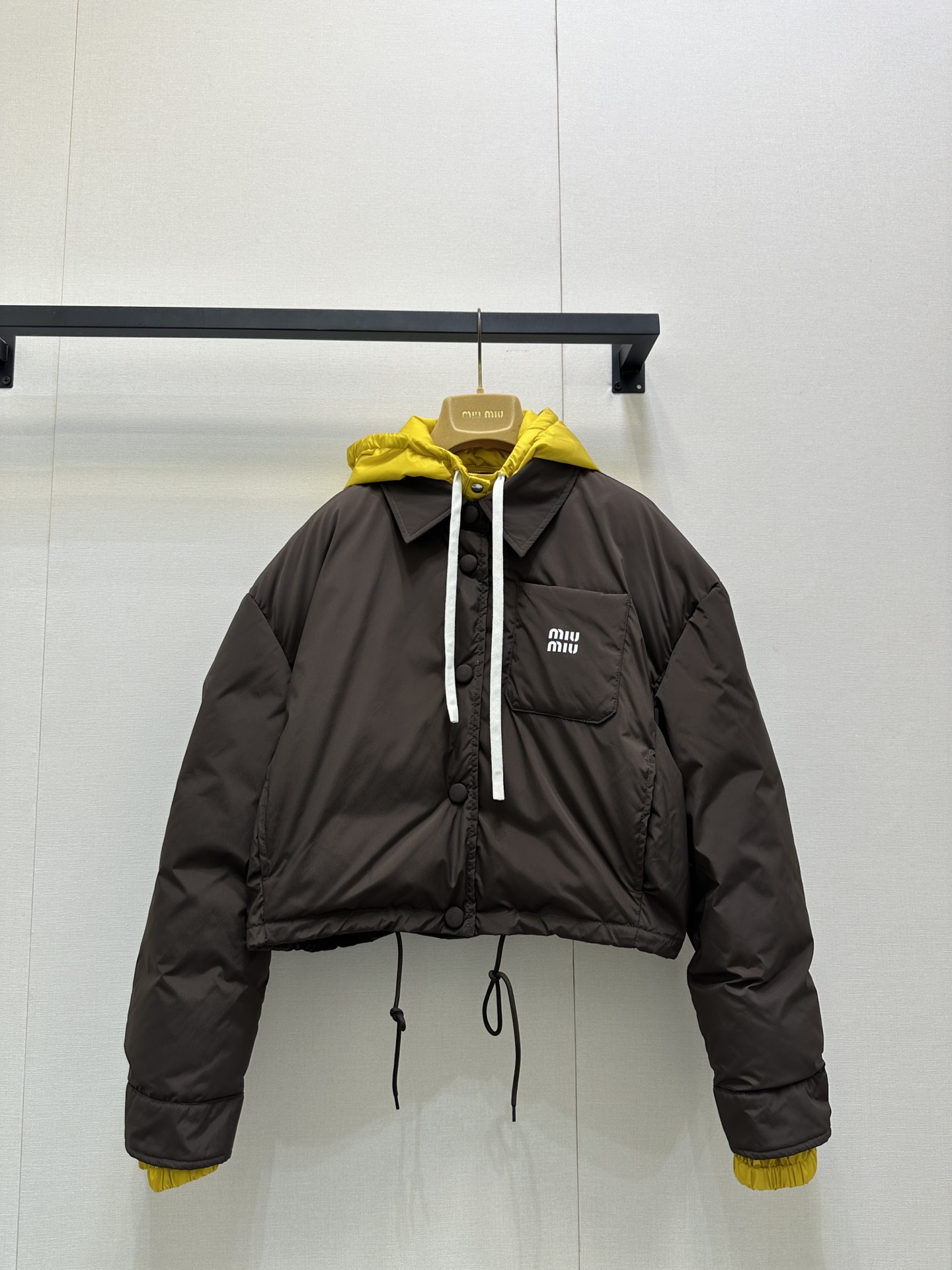 NO:484203,Miu Miu autumn and winter new style, fake two-piece hooded short down, 140 grams of down, original development, high-end product, dark brown main tone, cool feeling, bright yellow hooded contrasting colors are super eye-catching, breaking the dullness of winter, lapel + breast, hat can be detached, retro and neat, small pockets are decorated with brand logo, details are clever, drawstrings on the hem, fashionable and practical, it is a 'atmosphere artifact' that can light up winter outfits, SML large-scale products are sold in stock,,miumiu, down jacket, hats, alexander wang19860909配防尘袋Miu Miu 秋冬新款 假两件连帽短款羽绒 充绒量140克 原版开发 高版出品 深棕主调自带酷感 亮黄连帽撞色超吸睛 打破冬日沉闷 翻领+排扣 帽子可拆卸 复古又利落 小口袋缀品牌标识 细节藏巧思 下摆抽绳添随性 时髦与实穿感拉满,是能点亮冬日穿搭的 “氛围神器”认准我家版本现货发售SML大货实拍,,miumiu,down jacket,hats,alexander wang,Women's clothing