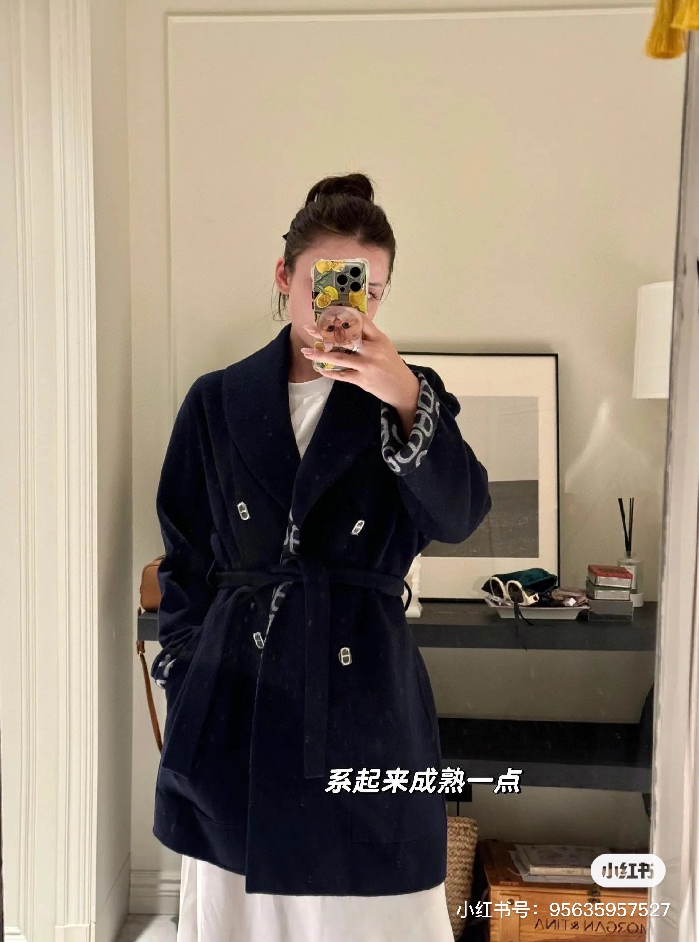 NO:484238,Hermes 25Fw early autumn new product!  Presbyterian logo double-sided wool lapel wool cashmere coat丨high-end production!  Pure handmade craftsmanship!  Swiss machine jacquard two-color logo positioning hem striped letter jacquard color weaving craftsmanship is luxurious and low-key!  The elegant and atmospheric classic lapel is long H-style, which is super high-end without picking on people’s upper body!  Keep warm and slimming!  A must-have item for white, rich and beautiful things!  The upper body looks huge and slim!  Pure handmade craftsmanship, imported wool cashmere double-sided tweed fabric, highly recommend your own style!  SML, hermes,alexander wang19860909爱马仕25Fw早秋新品！老花logo双面呢翻领羊毛羊绒大衣丨高版出品！纯手工制作工艺！瑞士机提花双色logo定位下摆条纹字母提花色织工艺奢华低调！优雅大气的经典翻领长款H版型不挑人上身超高级！保暖又显瘦！白富美必入单品！版型上身巨显瘦！纯手工制作工艺,进口羊毛羊绒双面呢面料,强烈推荐自留款！SML,,hermes,alexander wang,Women's clothing