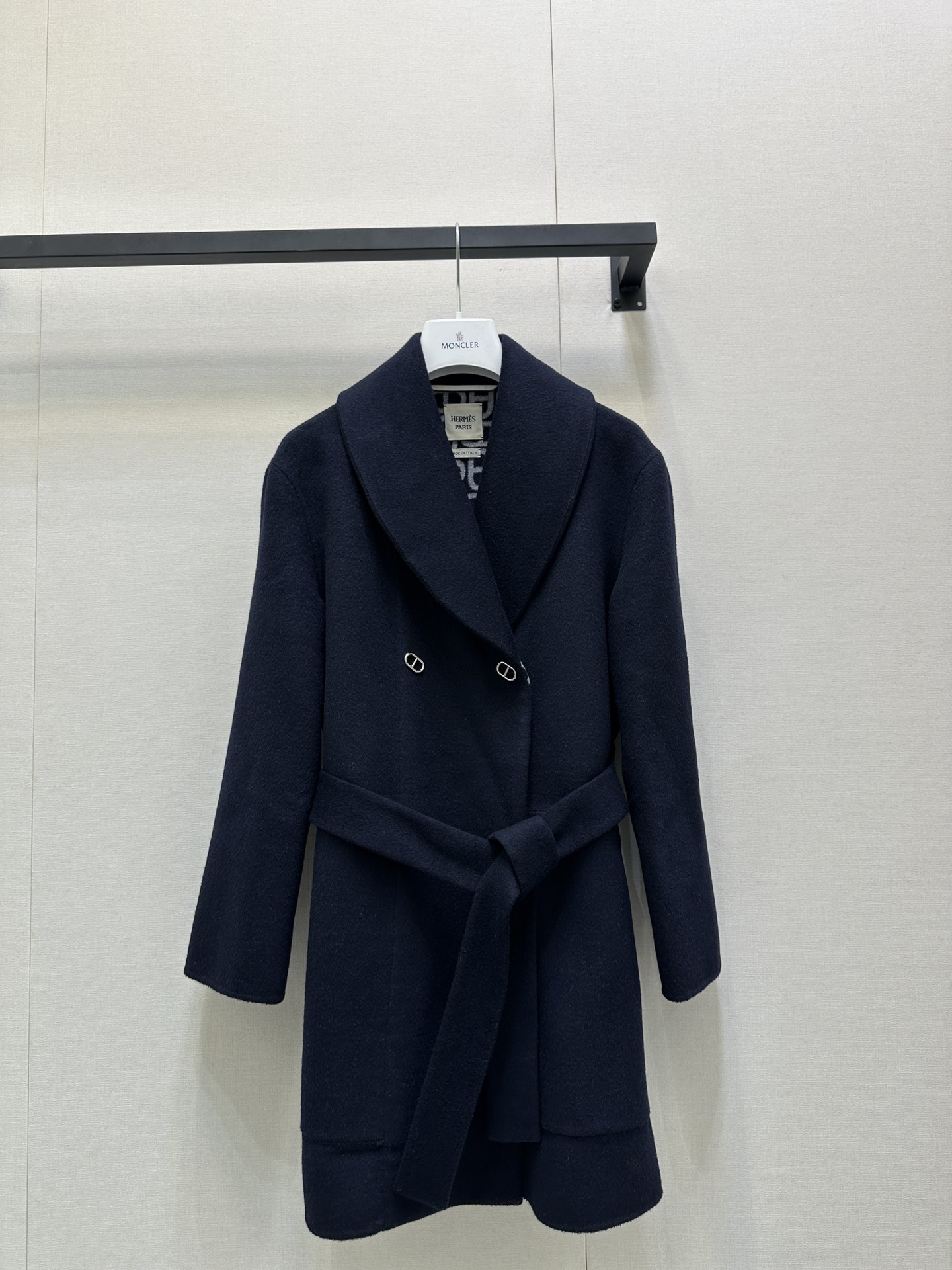 NO:484232,New products with dust bag Hermes 25Fw early autumn!  Presbyterian logo double-sided wool lapel wool cashmere coat丨high-end production!  Pure handmade craftsmanship!  Swiss machine jacquard two-color logo positioning hem striped letter jacquard color weaving craftsmanship is luxurious and low-key!  The elegant and atmospheric classic lapel is long H-style, which is super high-end without picking on people’s upper body!  Keep warm and slimming!  A must-have item for white, rich and beautiful things!  The upper body looks huge and slim!  Pure handmade craftsmanship, imported wool cashmere double-sided tweed fabric, highly recommend your own style!  SML big-ticket real shot, hermes, alexander wang19860909配防尘袋爱马仕25Fw早秋新品！老花logo双面呢翻领羊毛羊绒大衣丨高版出品！纯手工制作工艺！瑞士机提花双色logo定位下摆条纹字母提花色织工艺奢华低调！优雅大气的经典翻领长款H版型不挑人上身超高级！保暖又显瘦！白富美必入单品！版型上身巨显瘦！纯手工制作工艺,进口羊毛羊绒双面呢面料,强烈推荐自留款！SML大货实拍,,hermes,alexander wang,Women's clothing