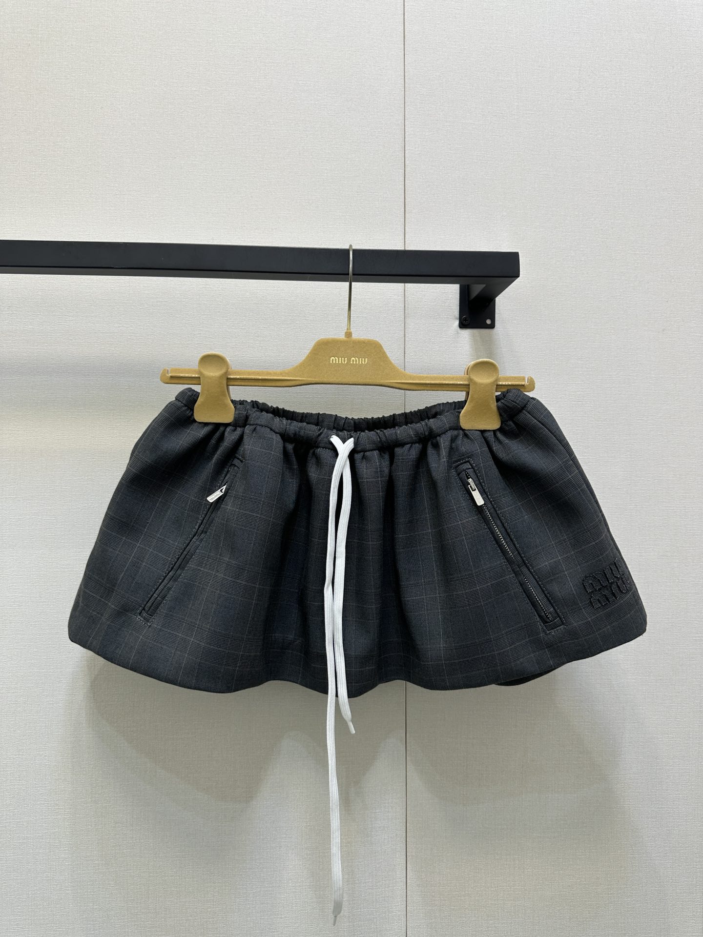 NO:486363,Miumi* 25Fw early autumn new style, patch embroidered letters logo skirt丨Original development!  High-end production!  Custom imported yb wool material, soft, delicate and comfortable fabric, hem brand logo embroidery embroidery on the same color, low-key and connotation ~ casually match exquisite and high-end outfits are too beautiful ~ gentle and cute and easy to sell S/M/L large goods on sale, miumiu, skirts, alexander wang19860909Miumi* 25Fw早秋新款 贴布绣字母徽标半裙丨原版开发！高版出品！定制进口yb绵羊毛材质,面料柔软细腻舒适,下摆品牌logo同色贴布刺绣点缀,低调有内涵～随意搭配精致高级穿搭太美咯～温柔与可爱轻松兼得现货发售S/M/L大货实拍,,miumiu,skirts,alexander wang,Women's clothing