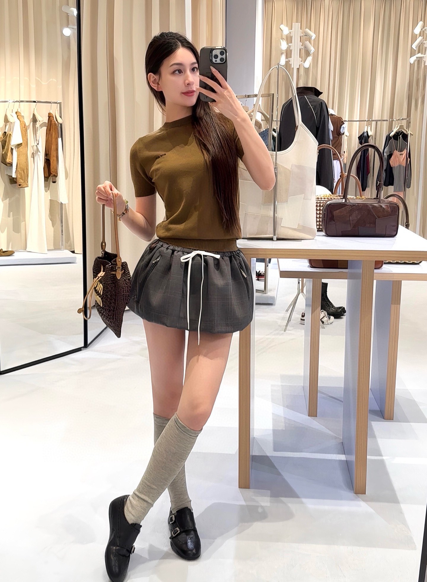 NO:486369,Miumi* 25Fw early autumn new style, patch embroidered letters logo skirt丨Original development!  High-end production!  Custom imported yb wool material, soft, delicate and comfortable fabric, hem brand logo embroidery embroidery on the same color patch, low-key and connotation ~ casually match exquisite and high-end outfits are too beautiful ~ gentle and cute and easy to sell in stock S/M/L, miumiu, skirts, alexander wang19860909Miumi* 25Fw早秋新款 贴布绣字母徽标半裙丨原版开发！高版出品！定制进口yb绵羊毛材质,面料柔软细腻舒适,下摆品牌logo同色贴布刺绣点缀,低调有内涵～随意搭配精致高级穿搭太美咯～温柔与可爱轻松兼得现货发售S/M/L,,miumiu,skirts,alexander wang,Women's clothing